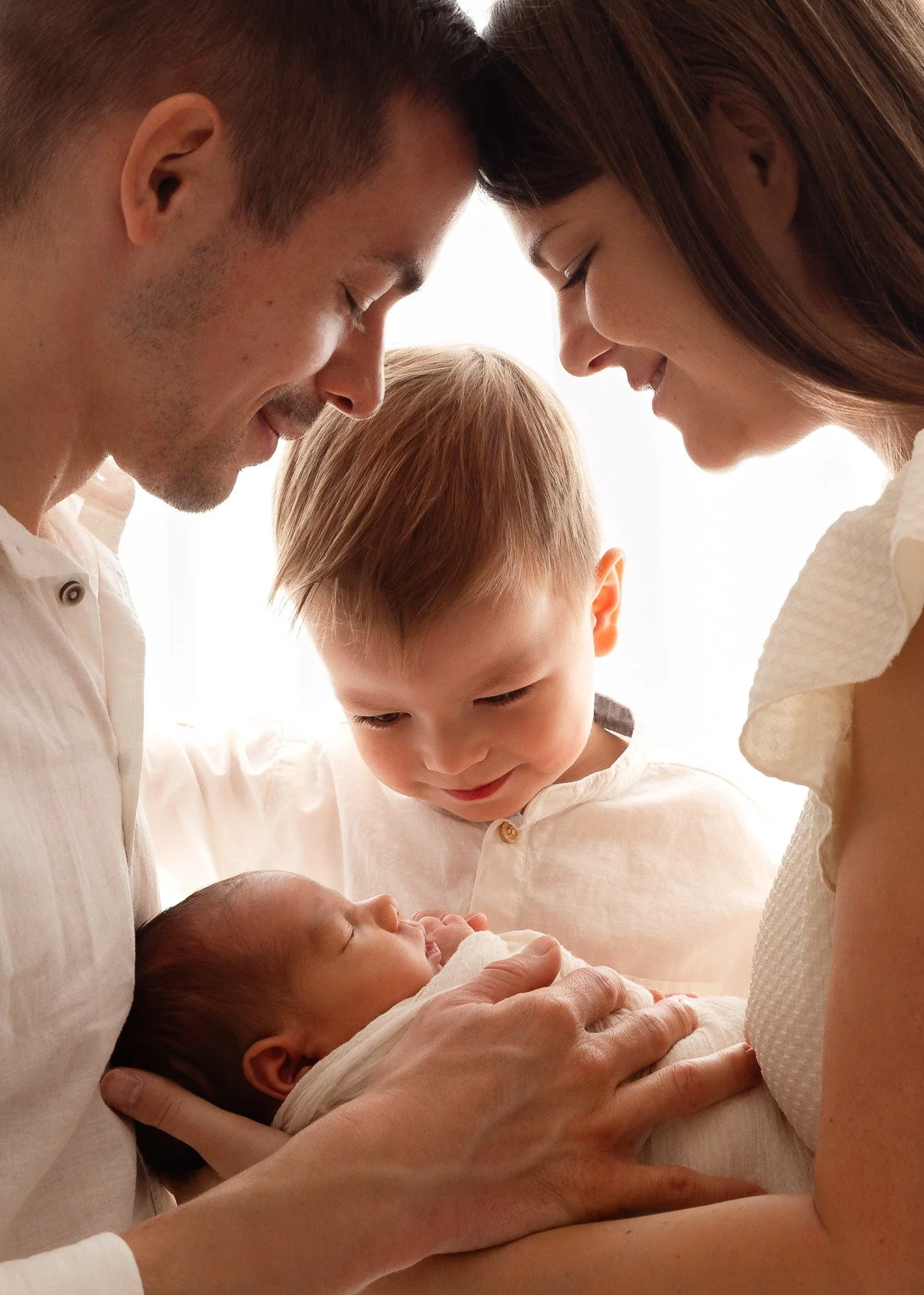 Familie, Eltern, Geschwister, Baby, Neugeborenes, Liebe, Intimität, Wärme, Zusammengehörigkeit