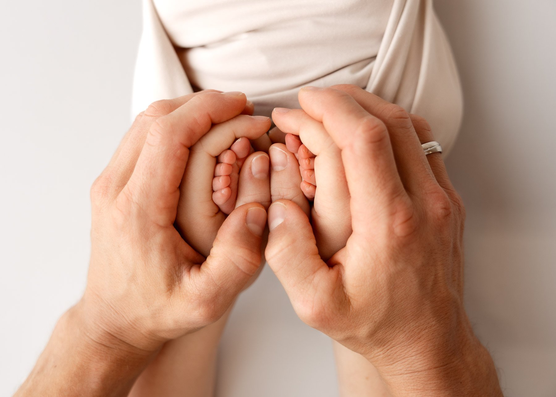 Hände halten Kinderfüße in Herzform, Nahaufnahme