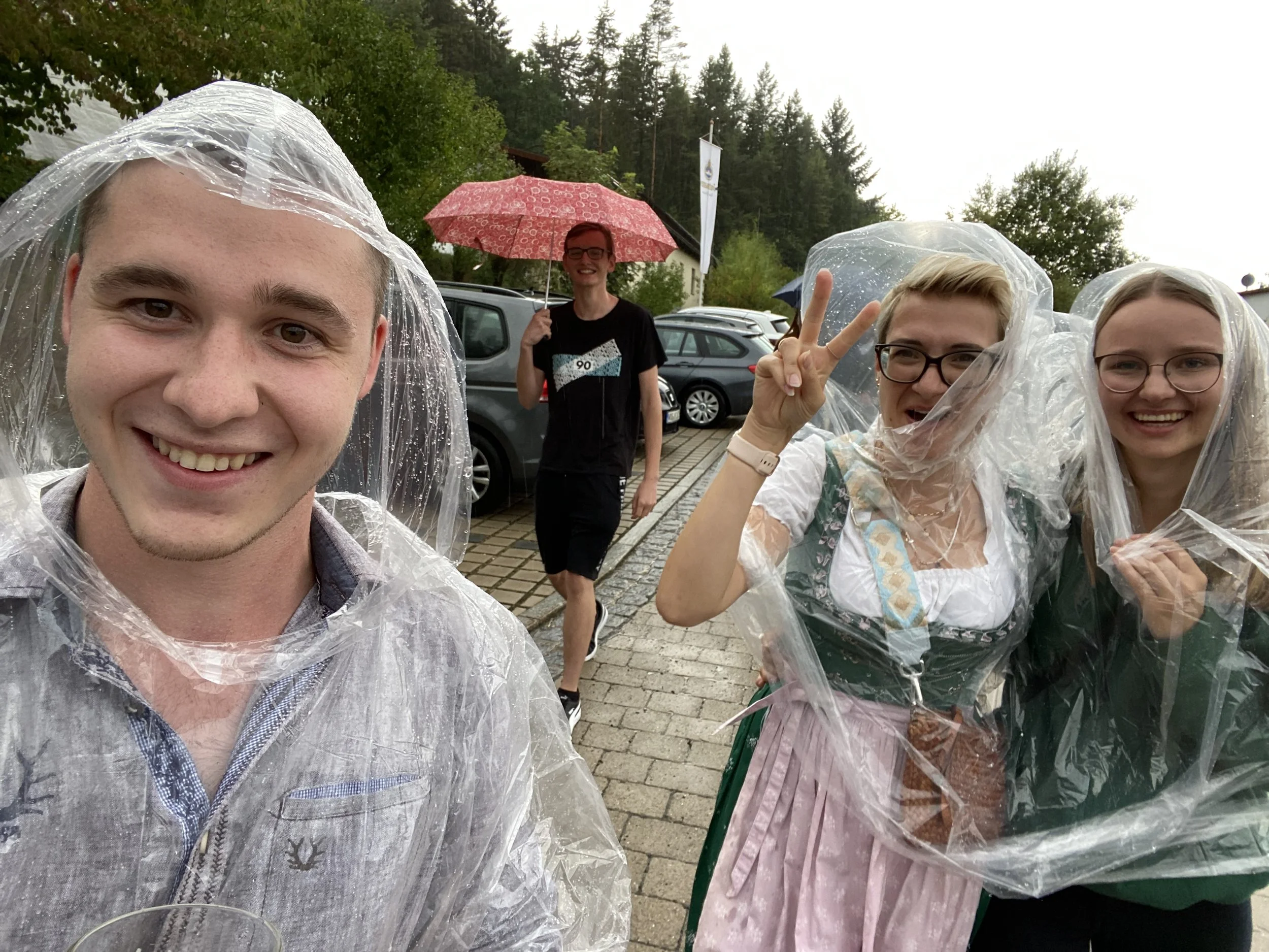 Kellerfest in Titting 2024. Die kgl. priv. HSG 1445 Oettingen im Regen auf dem Weg zu den reservierten Tischen.