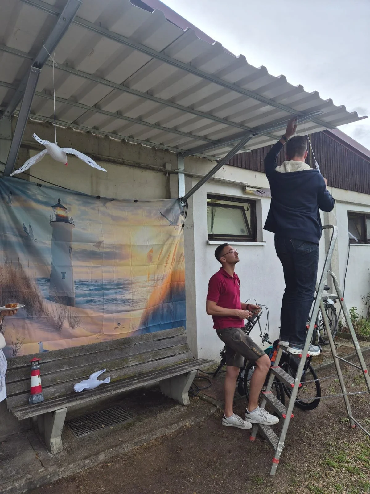 Dekorieren der Strandbar hinter dem Schützenhaus der Kgl. priv. HSG 1445 Oettingen zur Jakobi-Kirchweih.