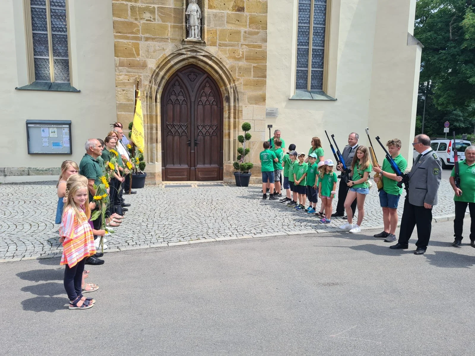 Spalierstehen der kgl. priv. HSG 1445 Oettingen vor der St. Sebastianskirche in Oettingen bei der Hochzeit zweier Vereinsmitglieder.