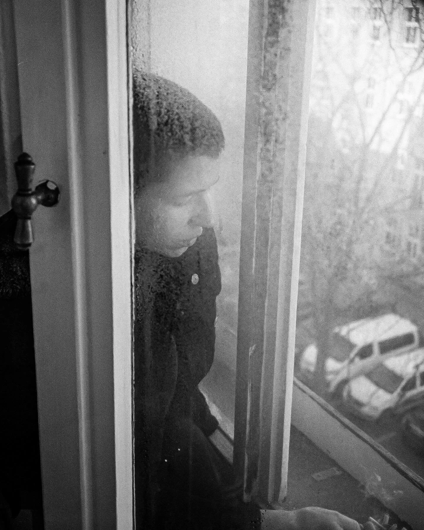 #AnalogPhotography #FilmPhotography #Ilford #IlfordHP5 #IlfordFilm #BlackandWhite #BnW #Monochrome #Kitchen #Cold #People #Girl #Portrait #Morning #Day #Smoking #Light #FilmIsNotDead #ShootFilm #AnalogCamera #Estonia #Grainy #FilmGrain #Germany #2024