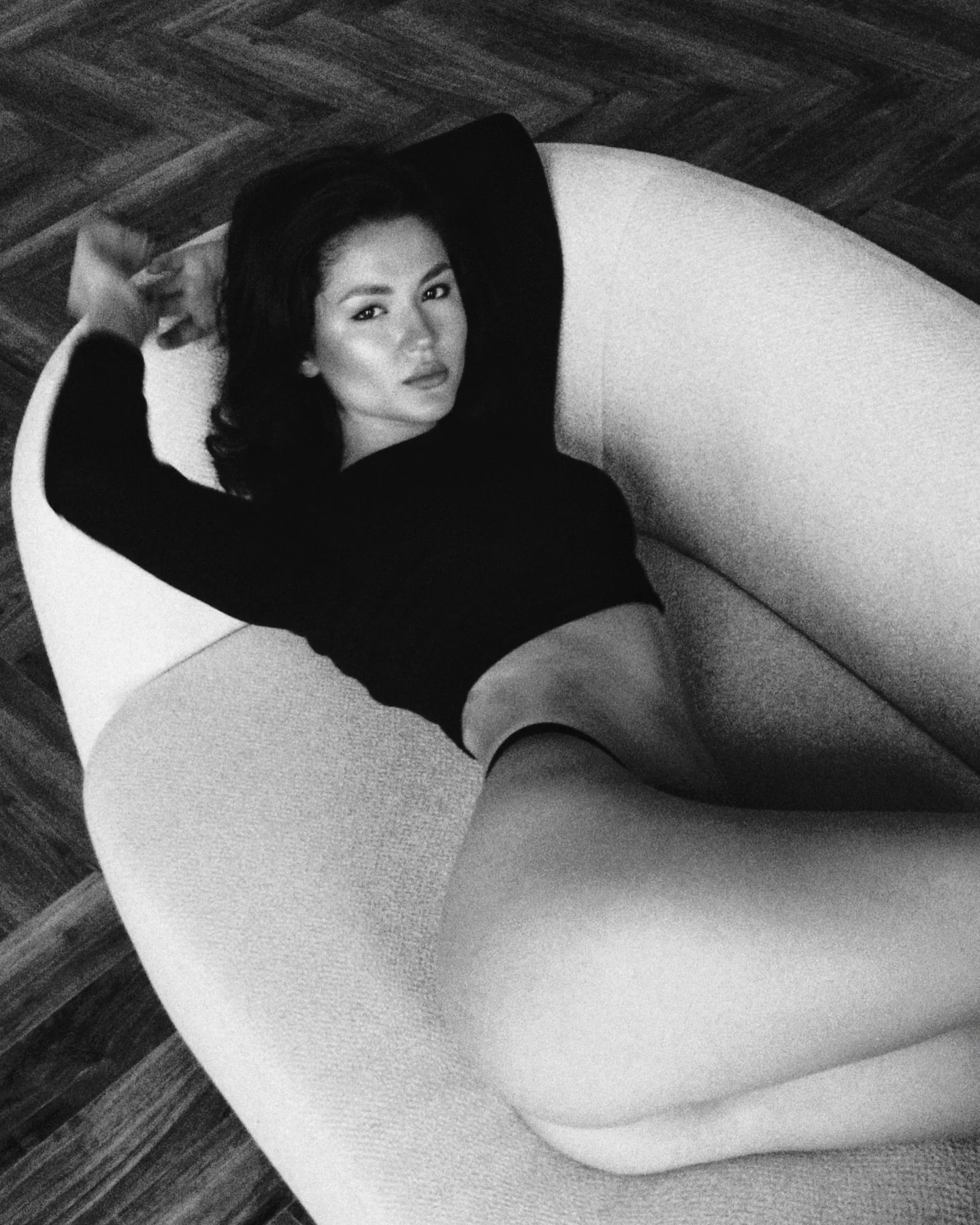 #BlackandWhite #BnW #Monochrome #Photography #Munich #Couch #Girl #Brunette #Woman #People #Flat #NaturalLight #Light #PhotoshootInvasion