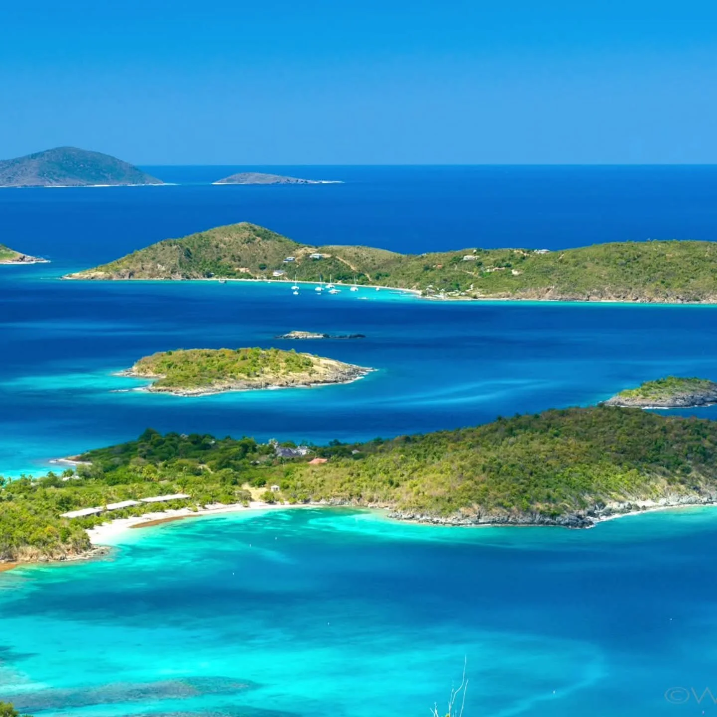 That color isn&rsquo;t edited&hellip; it&rsquo;s just St. John being St. John 💙🌴
Endless shades of turquoise, quiet beaches, and that peaceful island feeling that makes you instantly slow down. This is the kind of place where you forget what day it