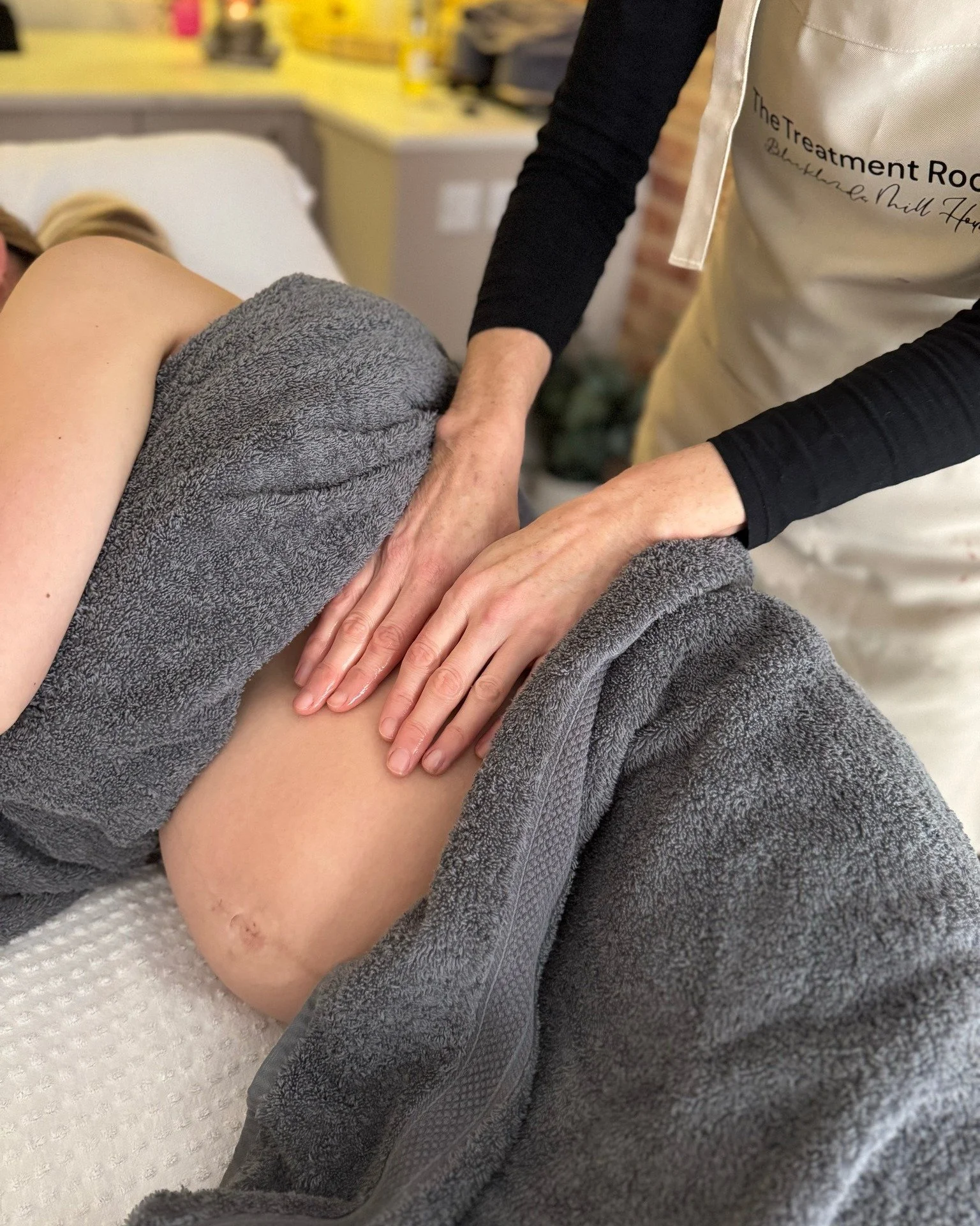 Pregnancy can be tough on the body, so why not treat your loved one to some much-needed self-care? 💖
Our specialised pregnancy massage helps with:
🎯 Easing that pesky lower back pain
🦶🏼 Soothing those tired, swollen legs and feet
☁️ Melting away