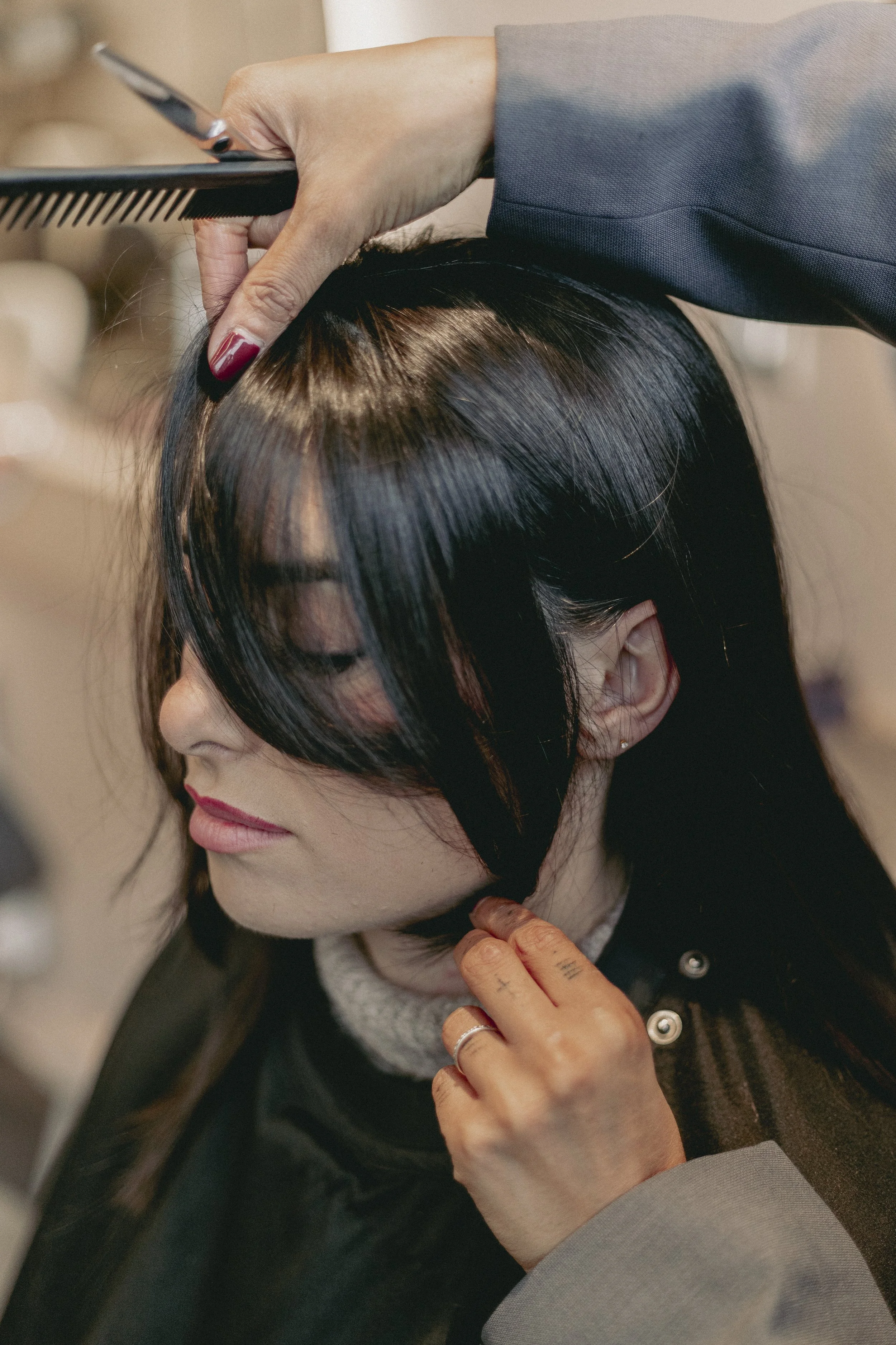 Une femme reçoit une coupe de cheveux dans un salon de coiffure.