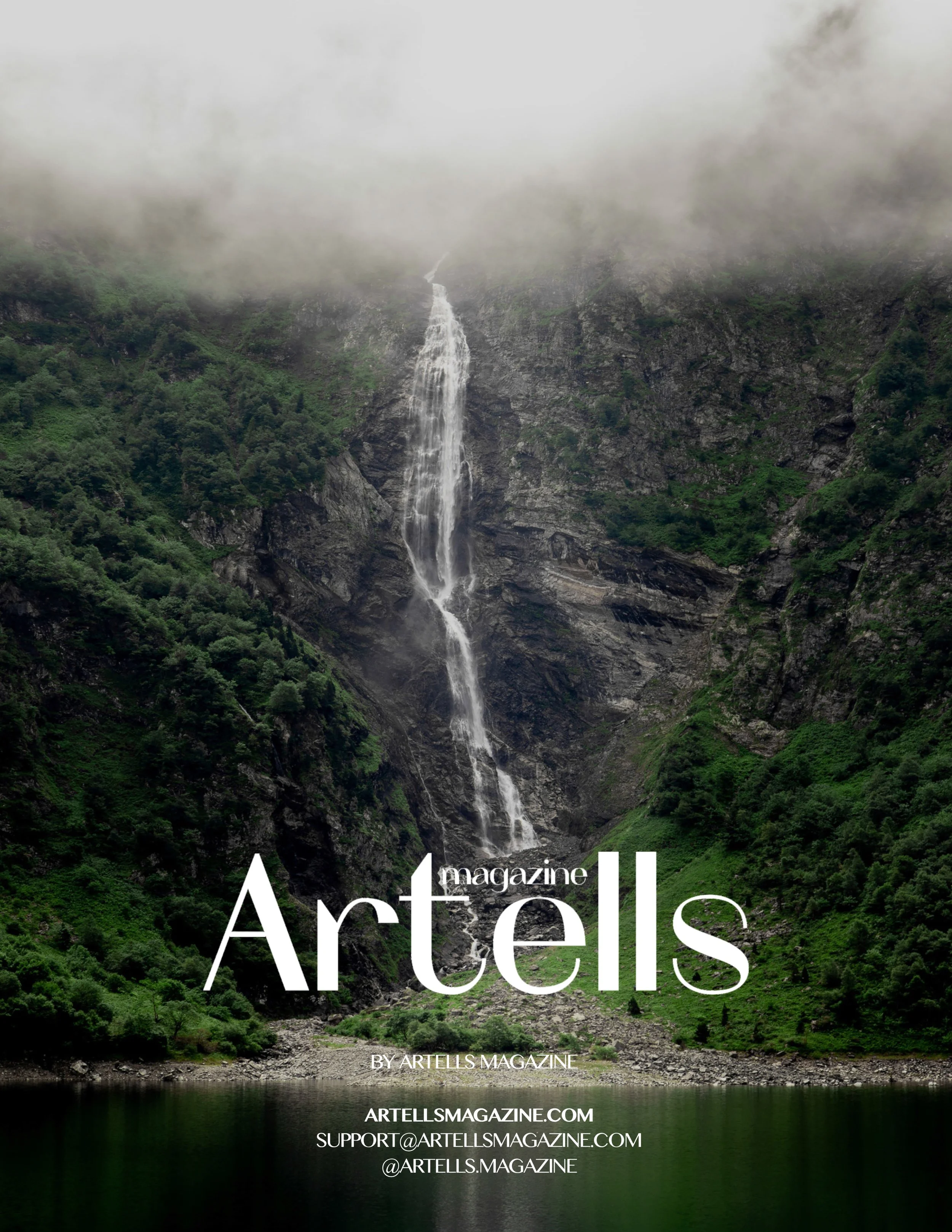 Une cascade au milieu d'une montagne verdoyante sous un ciel brumeux, avec de l'eau turquoise dans un lac en premier plan, mettant en valeur la beauté naturelle de la région.