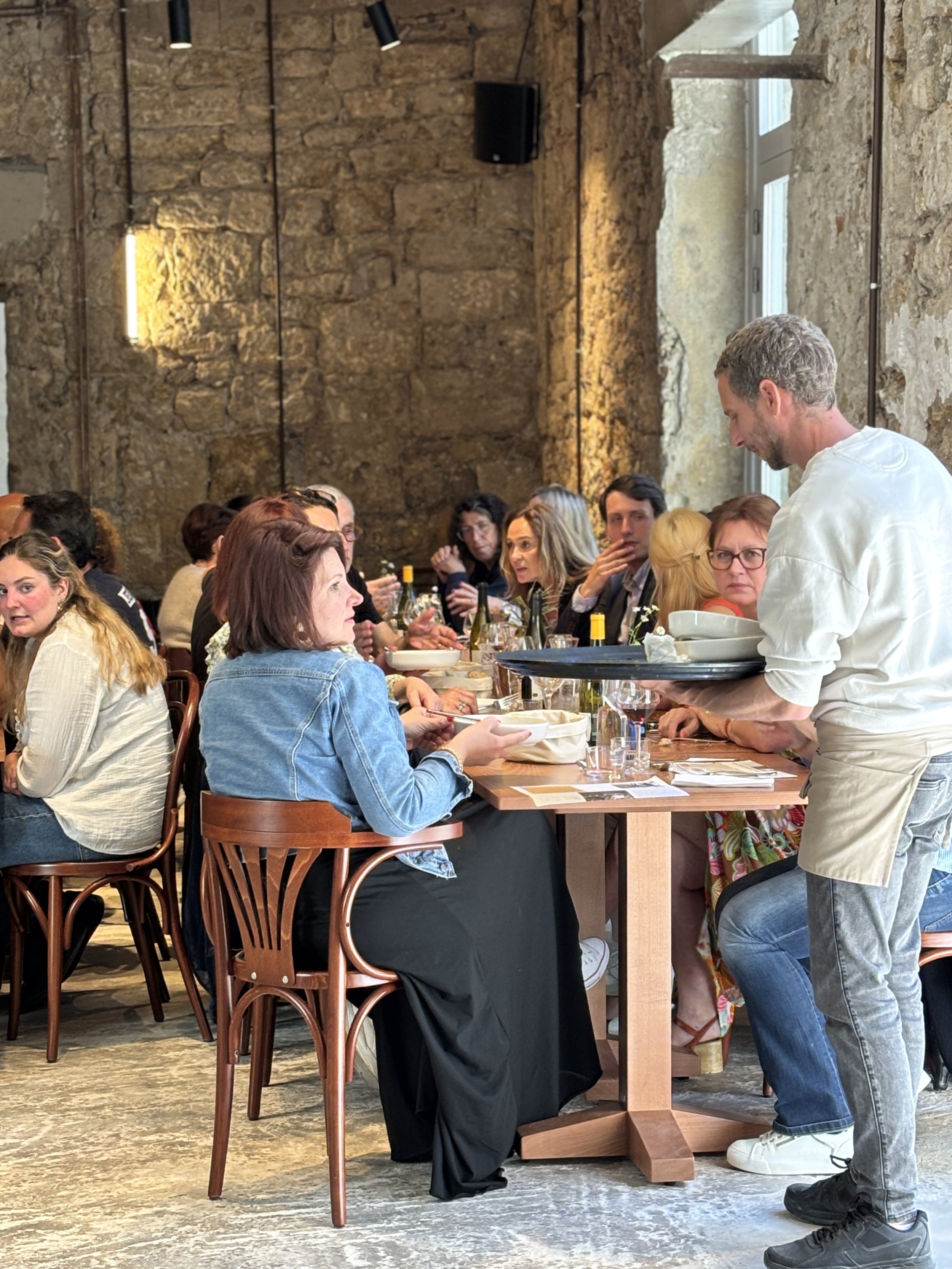 L'équipe de service du restaurant des Ostals