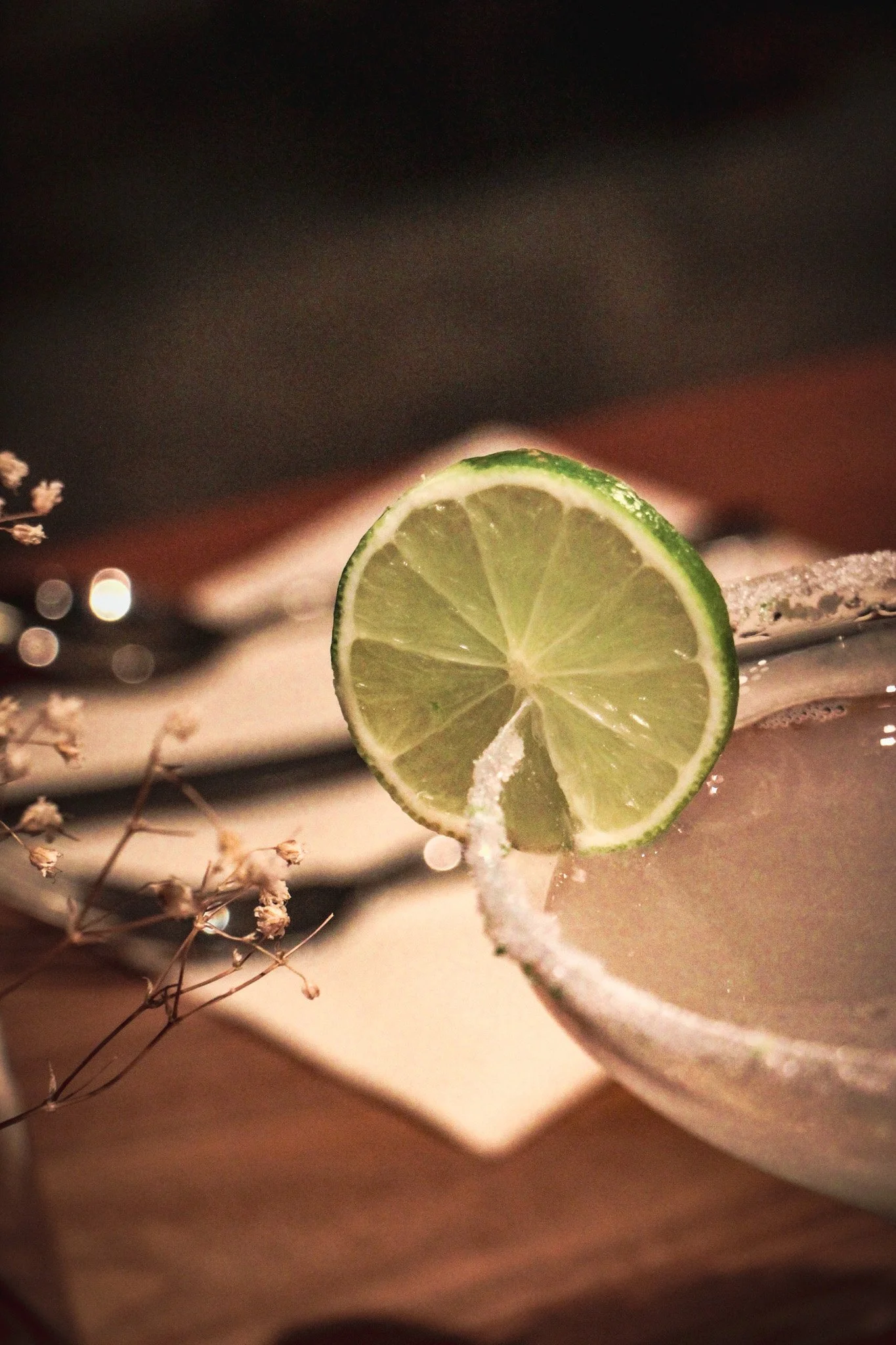 Un verre de margarita avec une tranche de citron vert en décoration