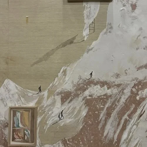 Une peinture représentant une scène montagneuse avec des grimpeurs et un tableau encadré dans un style abstrait.