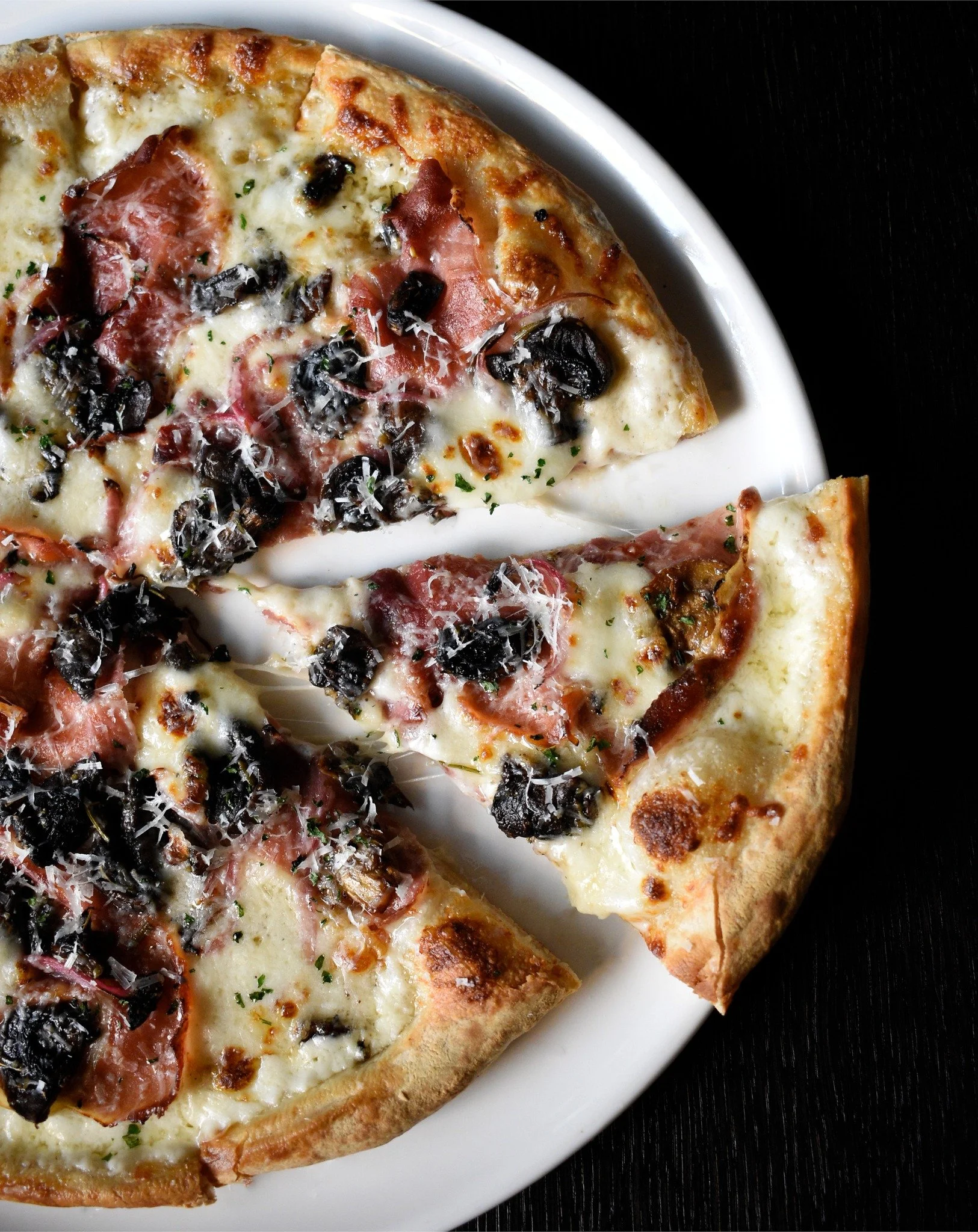 🍕✨ Meet Prosciutto e Funghi&mdash;garlic b&eacute;chamel, roasted mushrooms, prosciutto di Parma, housemade mozzarella, and pickled red onion perfection.
&middot;
&middot;
Come in tonight or book your table now!
&middot;
#grappafood #grappaeats #gra