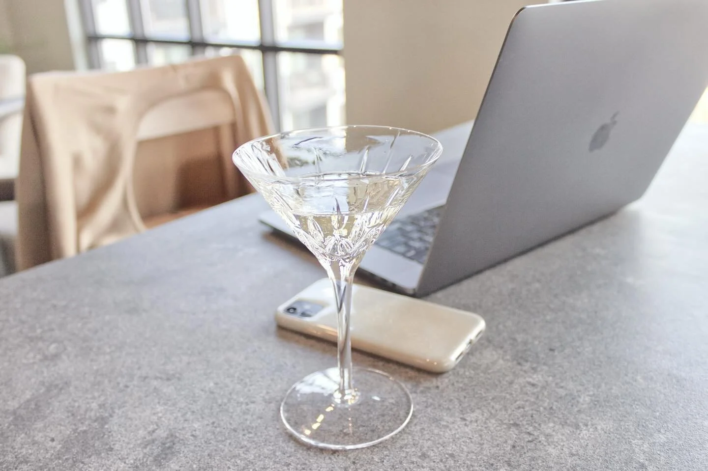 Portraits &amp; Prosecco was a hit! Thank you all for coming to the portrait party &amp; hope you had a fun time 🥂 
Proseccos were a sweet perk of our job which we will always cherish 🫶🏼 

#ElevenlyHousePhotography #DesignStudio #Portraits #Photos