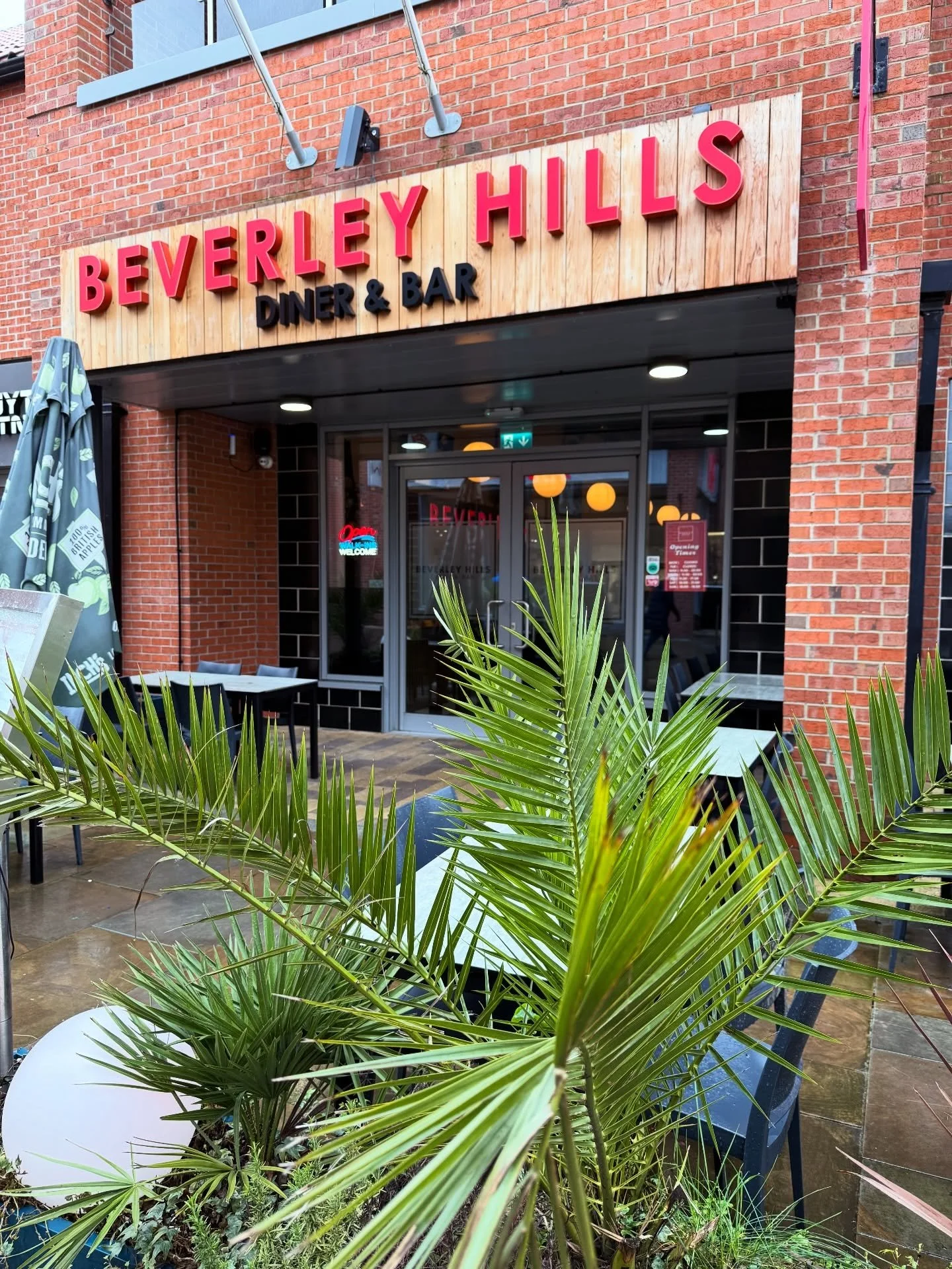 @beverleyhillsdiner 🇺🇸

Proper American-style comfort food, stacked burgers and loaded fries, with a strong range of alcohol-free options. AF beers including @luckysaintbeer, mocktails and their popular Dirty Sodas make it easy to enjoy the full ex