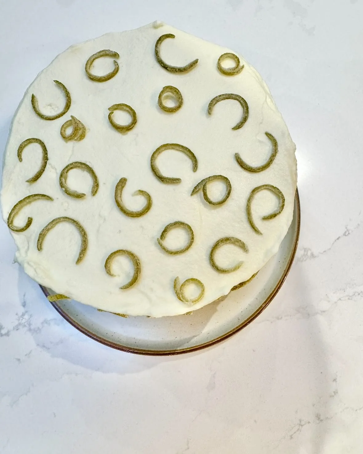 A zesty 25th birthday cake for my baby bro, a take on the @nicolaalamb mango shortcake from Sift.🍋&zwj;🟩

Candied lime peel
Whipped cream
Passion fruit curd
Fresh raspberries
G&eacute;noise sponge soaked in lime syrup