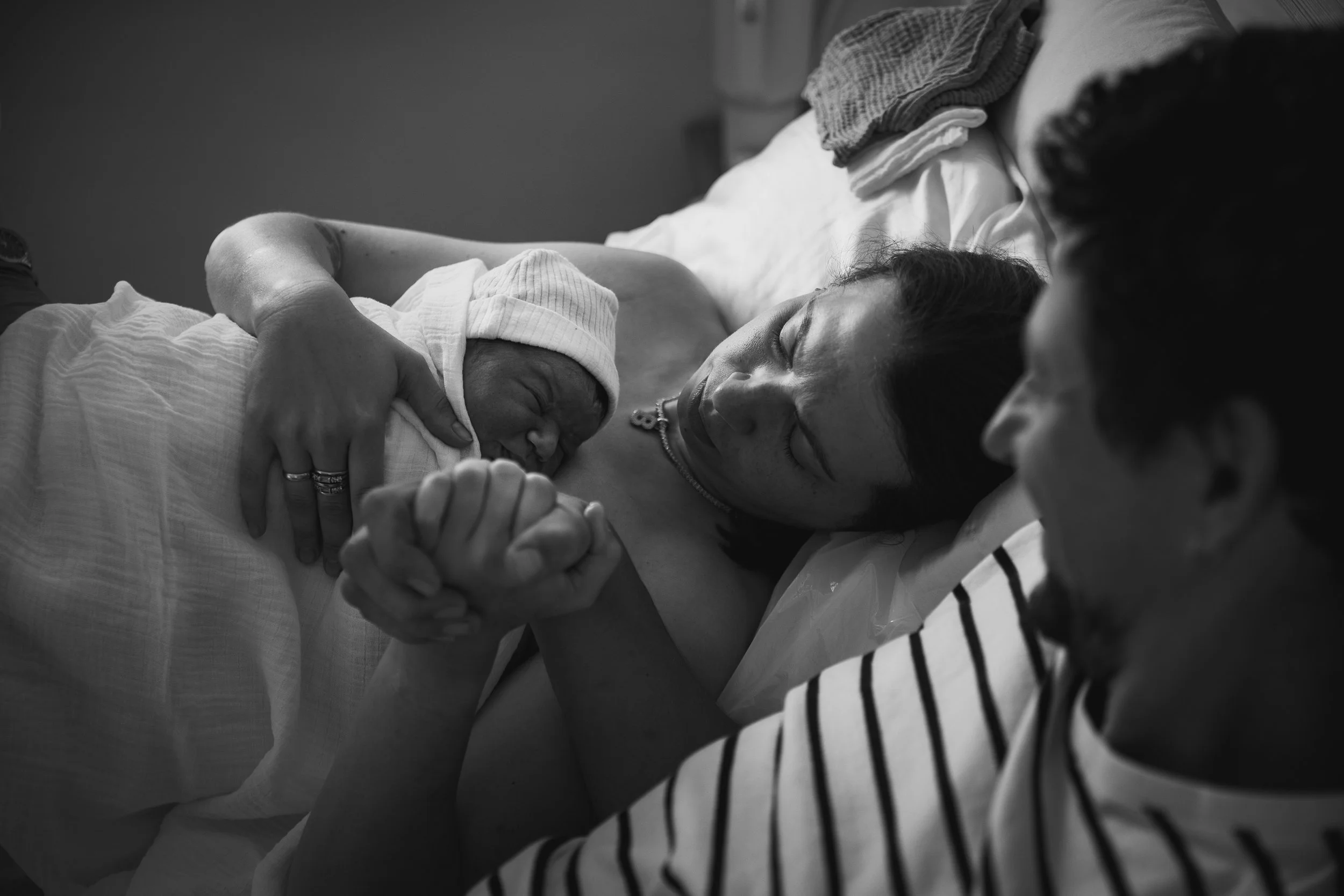 New born op de buik van mama net na de geboorte.