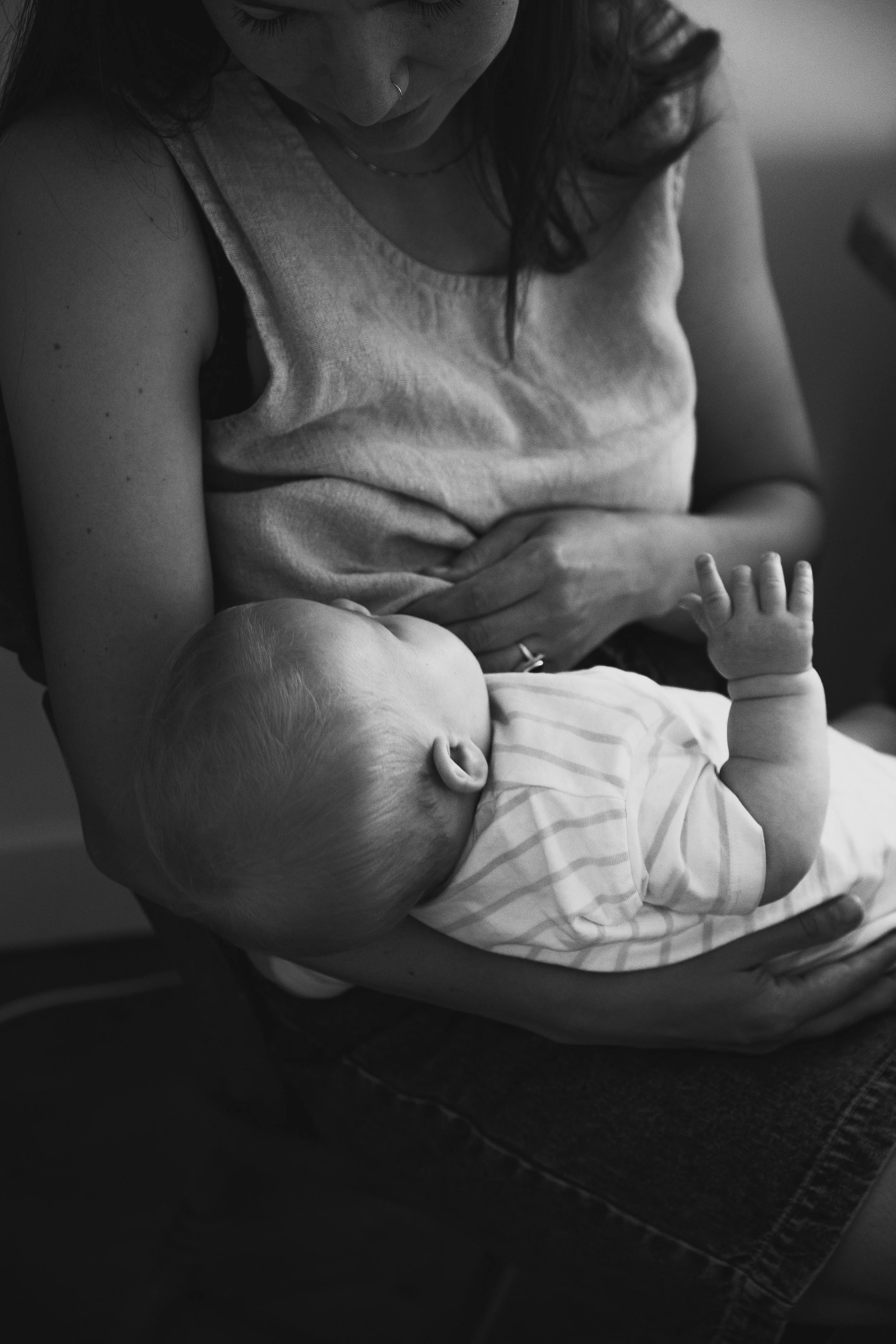 Motherhood shoot. Borstvoeding geven.