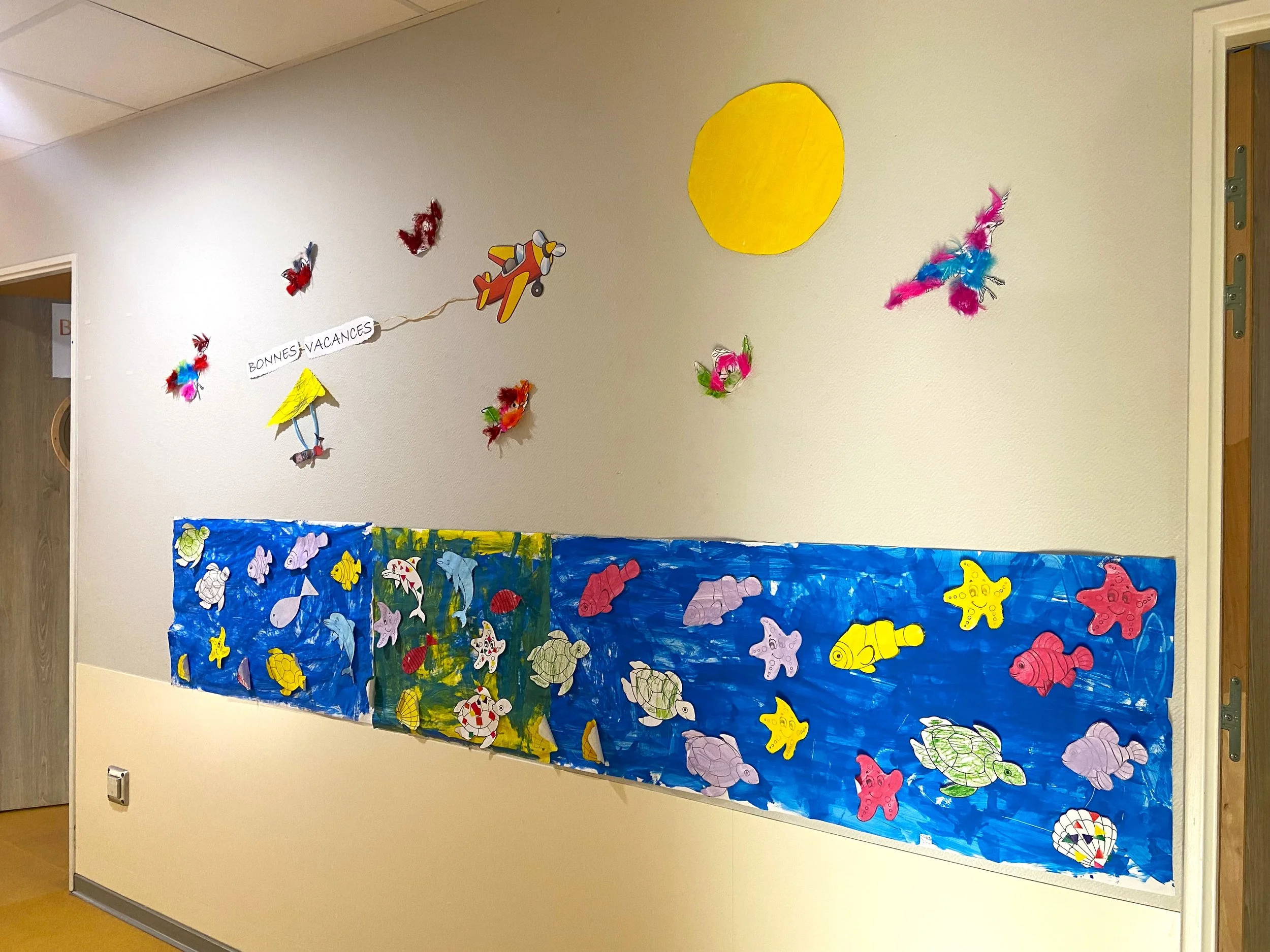 Couloir de l’IME Hélène Delalande de l’APAJH 03 présentant les créations artistiques des enfants