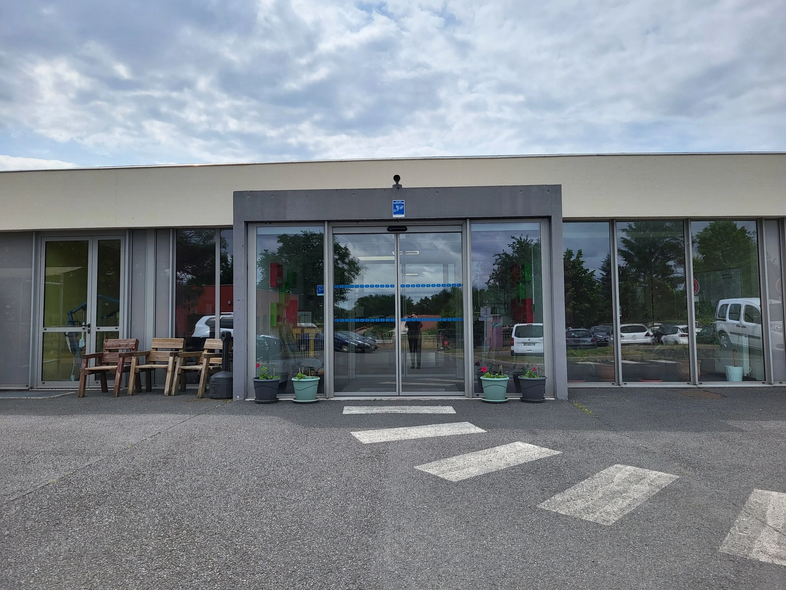 Façade de la MAS Pierre Launay de l’APAJH 03 à Allier, bâtiment moderne avec grandes fenêtres et allée piétonne.