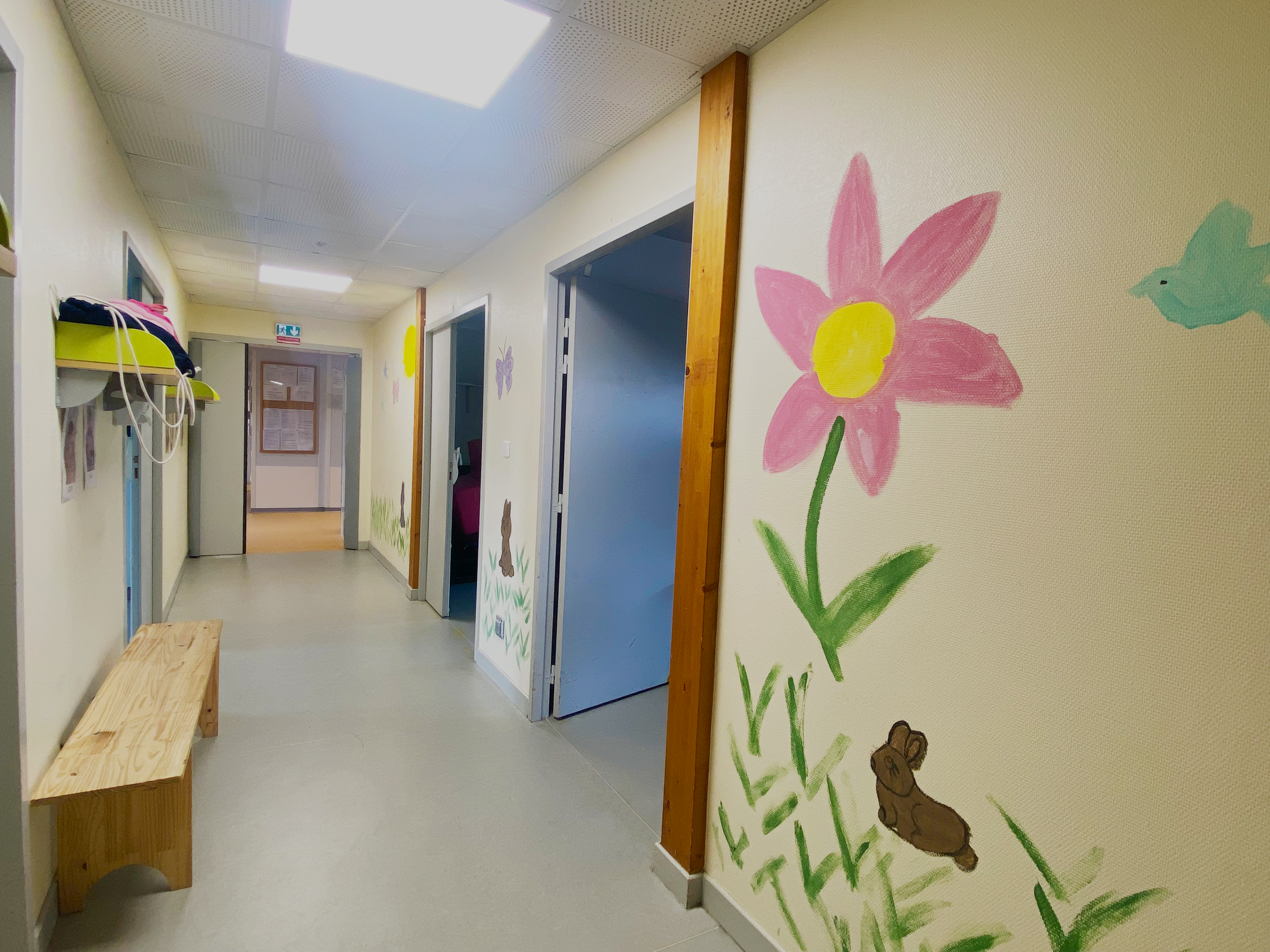 	
Couloir de l’IME Hélène Delalande de l’APAJH 03 avec peinture murale et accueil pour les enfants.