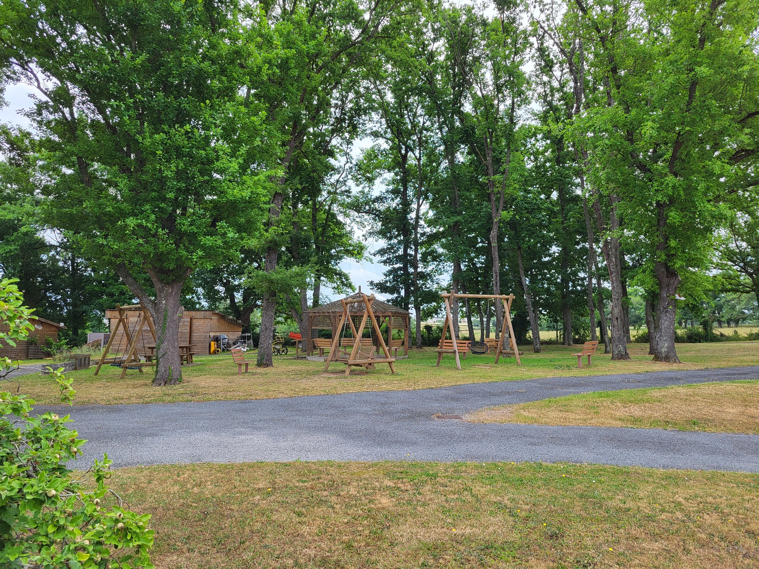 Aire de jeux extérieure de la MAS Pierre Launay de l’APAJH 03 pour les activités et loisirs des résidents.