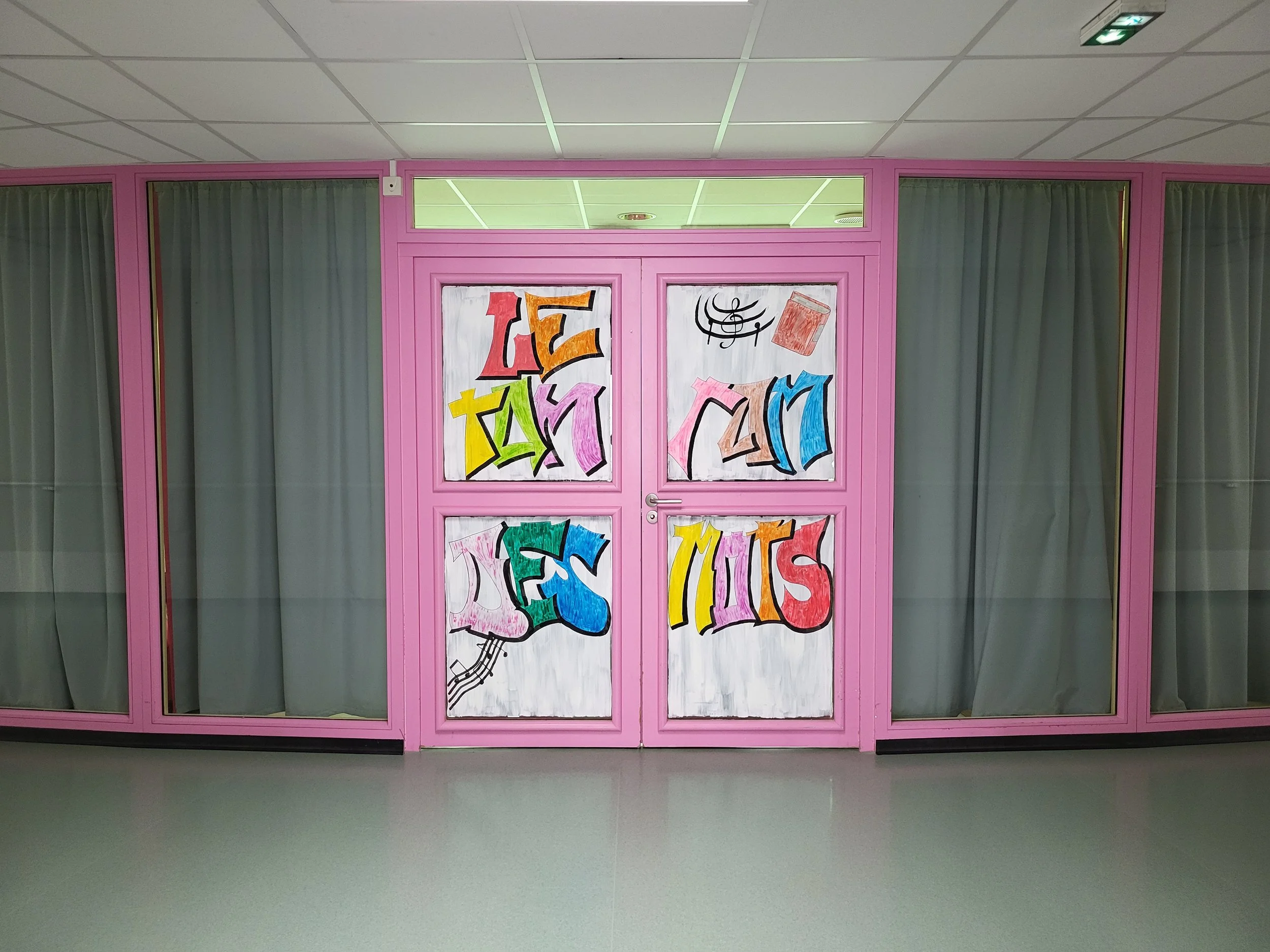 Porte d’entrée de la salle de musique de la MAS Pierre Launay de l’APAJH 03.