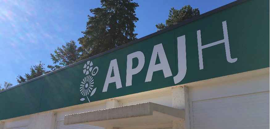 Enseigne APAJH directement sur la façade du siège de l’APAJH 03.