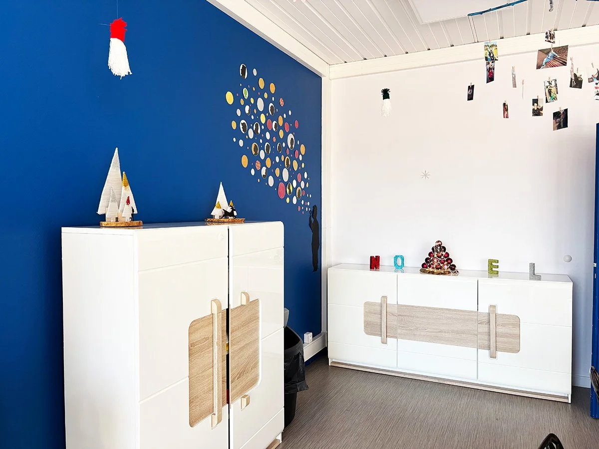 Salle principale du SAMSAH de l’APAJH 03 à Montluçon, utilisée pour l’accueil et les activités.