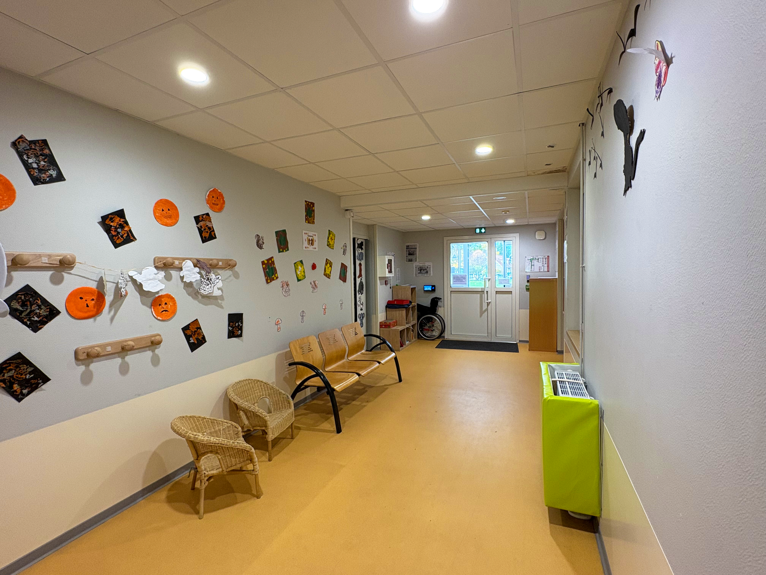 Hall d’accueil de l’IME Hélène Delalande de l’APAJH 03, avec espace d’accueil et salle d’attente pour les jeunes et visiteurs.