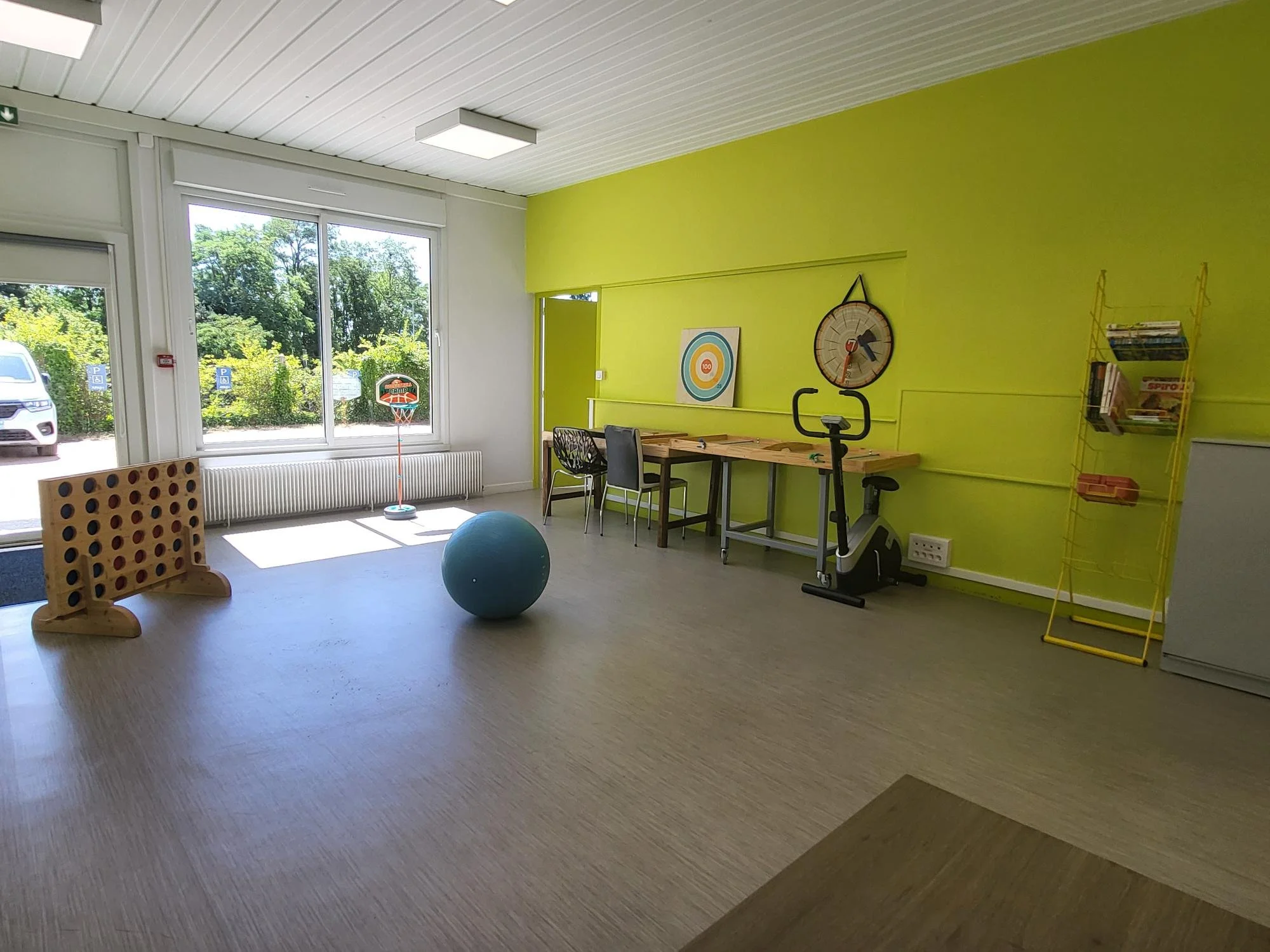 Salle intérieure du SAMSAH de l’APAJH 03 à Montluçon pour les activités, la thérapie et le bien-être des personnes accompagnées