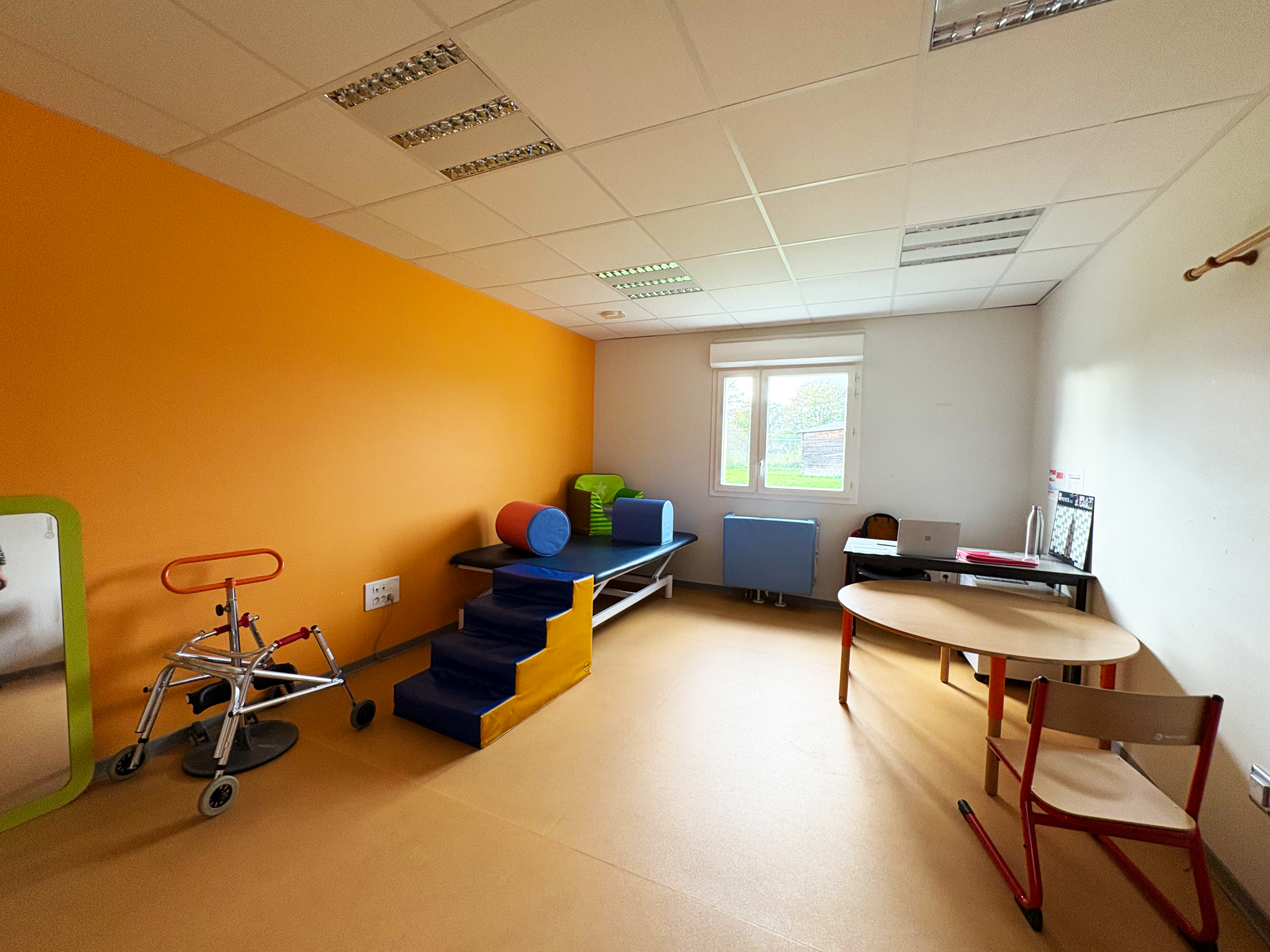 Salle de kinésithérapie de l’IME Hélène Delalande de l’APAJH 03 pour la rééducation des jeunes.