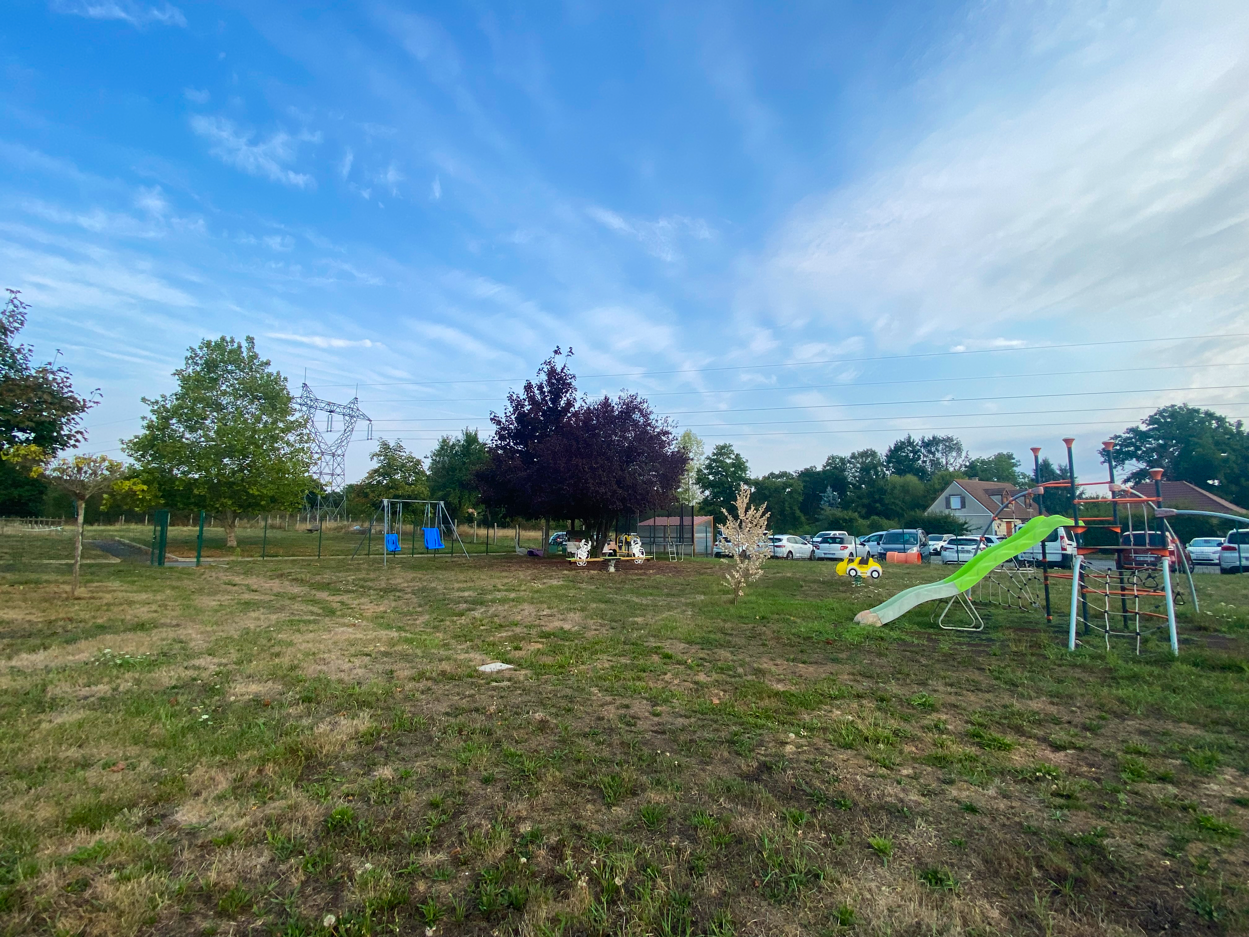 Espace extérieur de l’IME Hélène Delalande de l’APAJH 03 à Lavault-Sainte-Anne avec aire de jeux pour les jeunes.