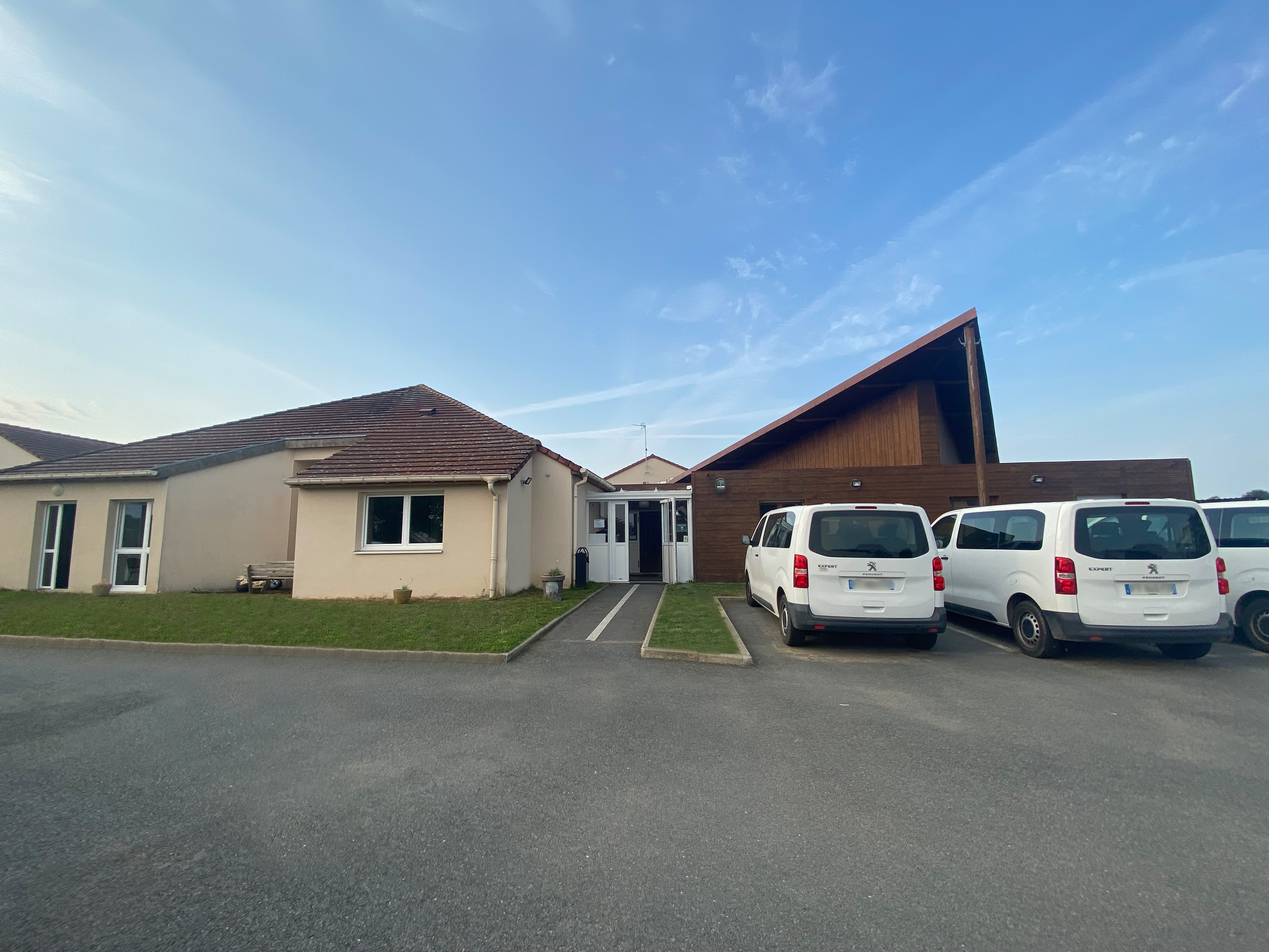 Façade de l’IME Hélène Delalande et du SESSAD de l’APAJH 03 à Lavault-Sainte-Anne.