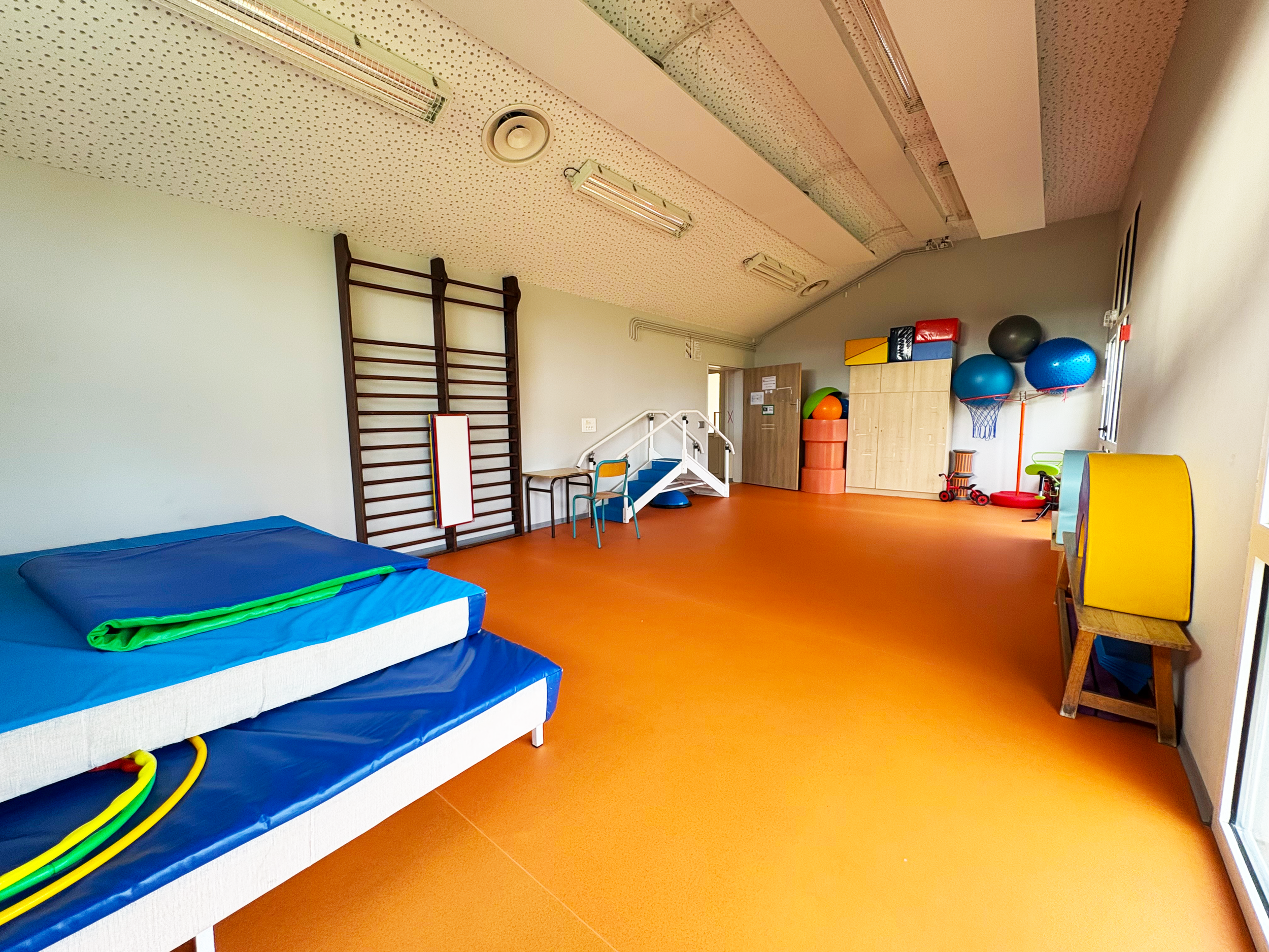 Salle d’activités physiques adaptées de l'IME Helene Delalande de l’APAJH 03, équipée de matériel de motricité et de rééducation.