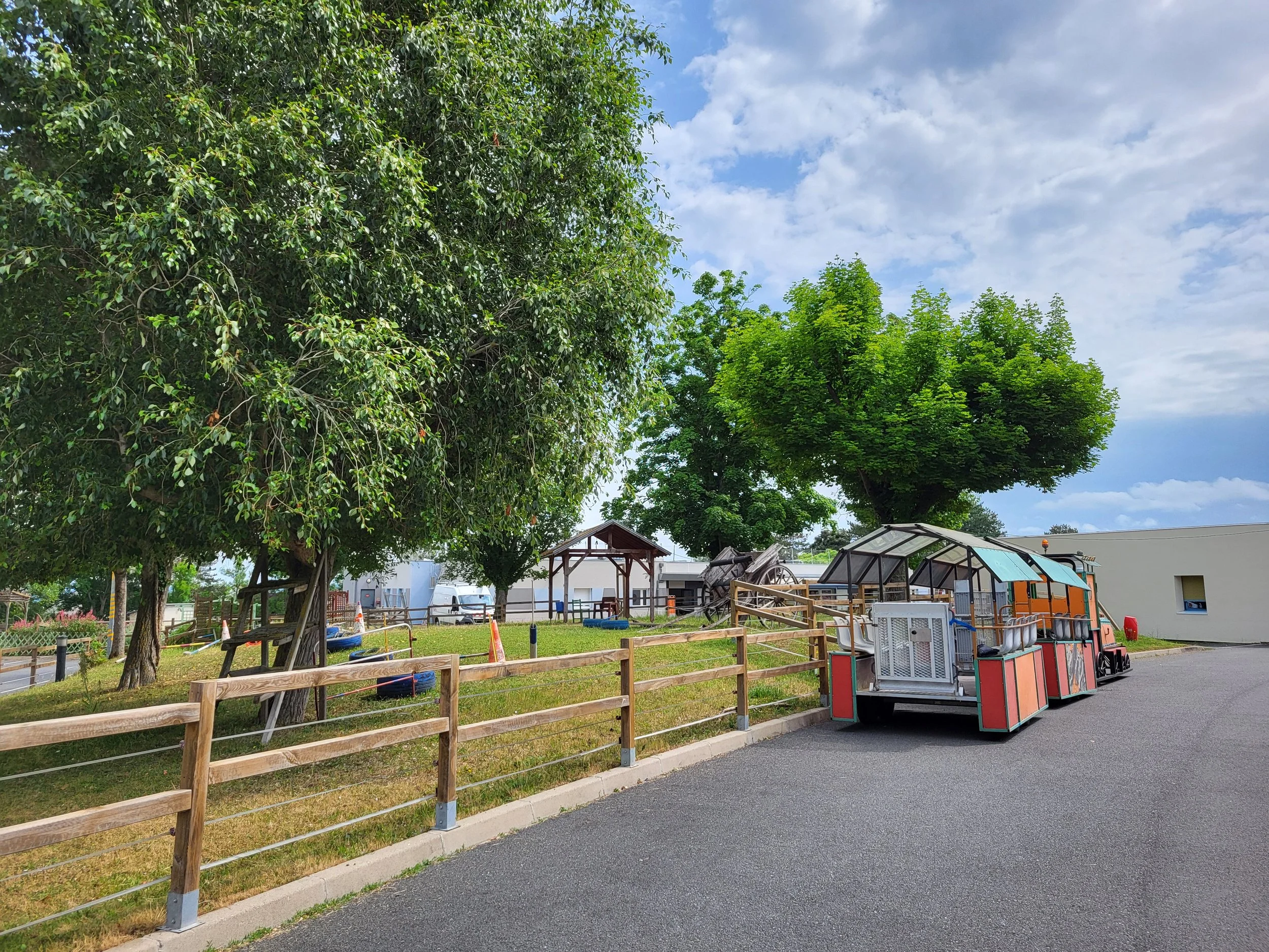 Espace extérieur de la MAS Pierre Launay de l’APAJH 03 avec petit train pour les activités des résidents.