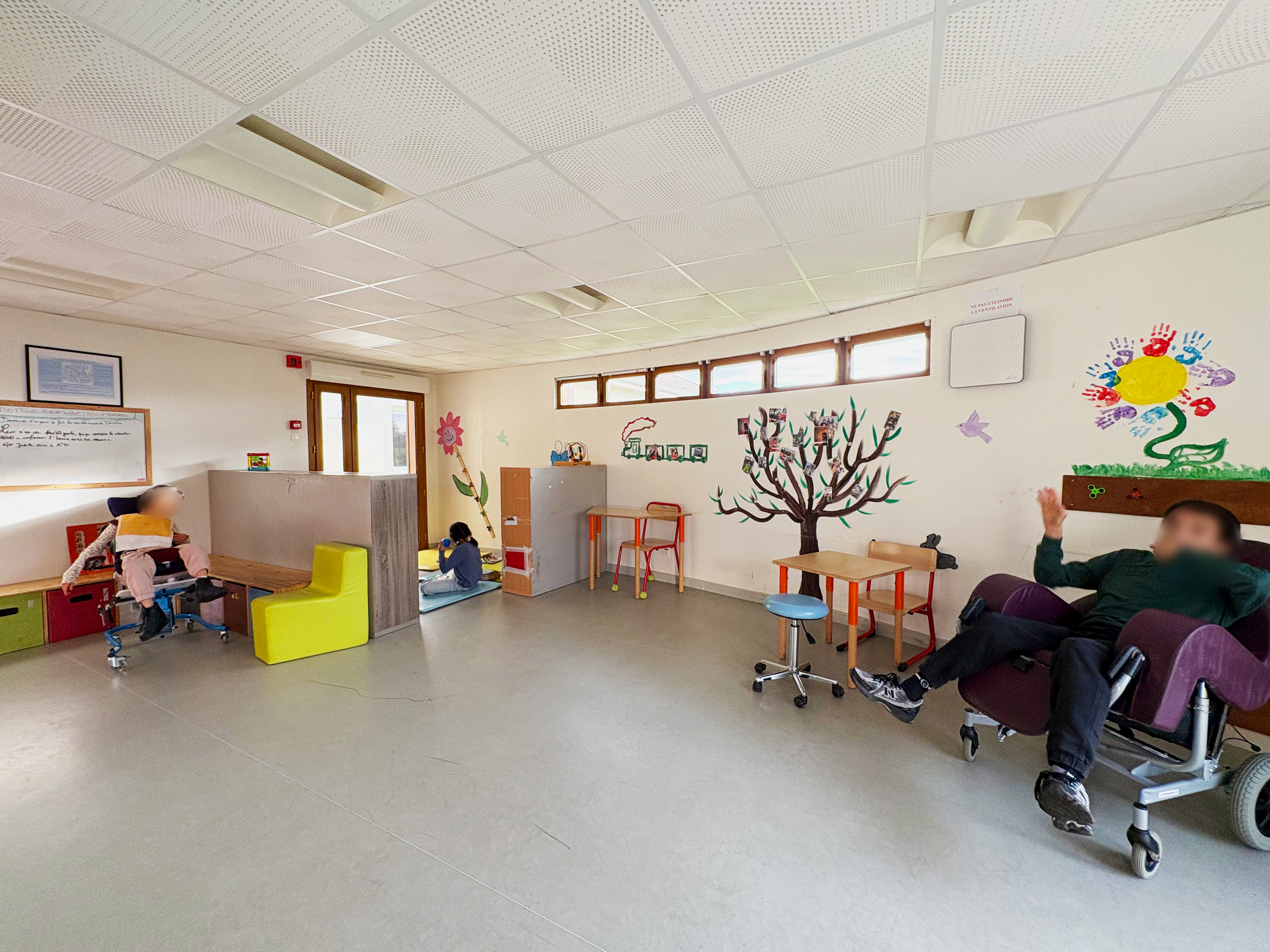 Salle d’activités de l’IME Helene Delalande de l’APAJH 03, avec des enfants accompagnés et un professionnel.