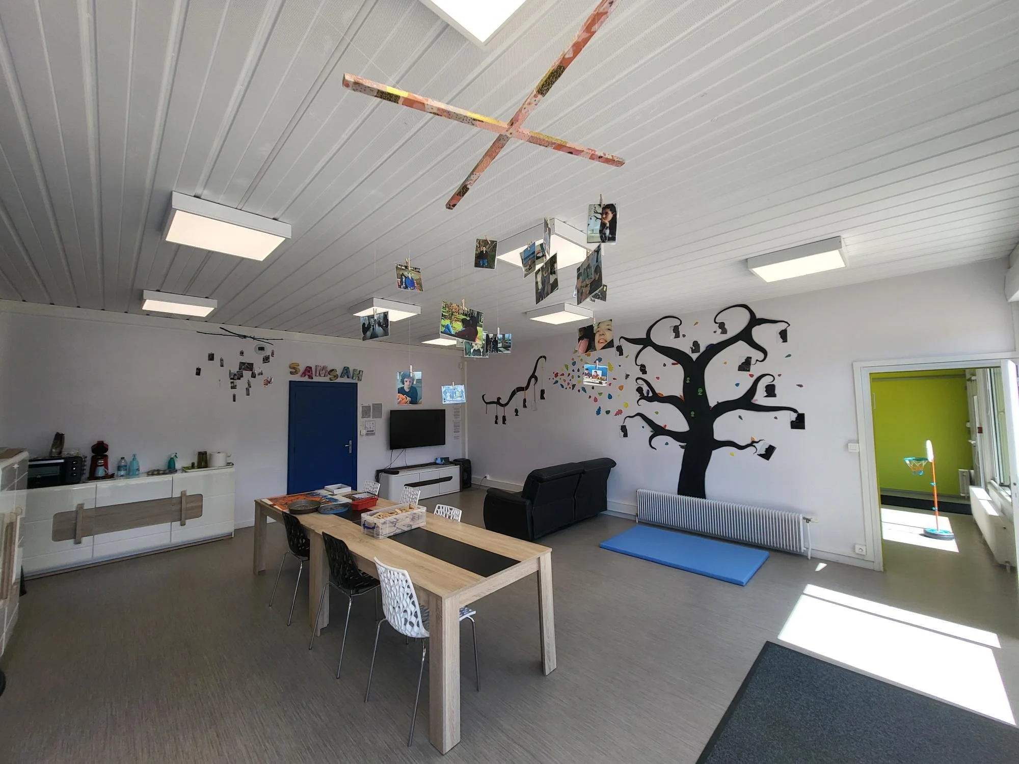 Salle intérieure du SAMSAH de l’APAJH 03 à Montluçon pour les activités, la thérapie et le bien-être des personnes accompagnées