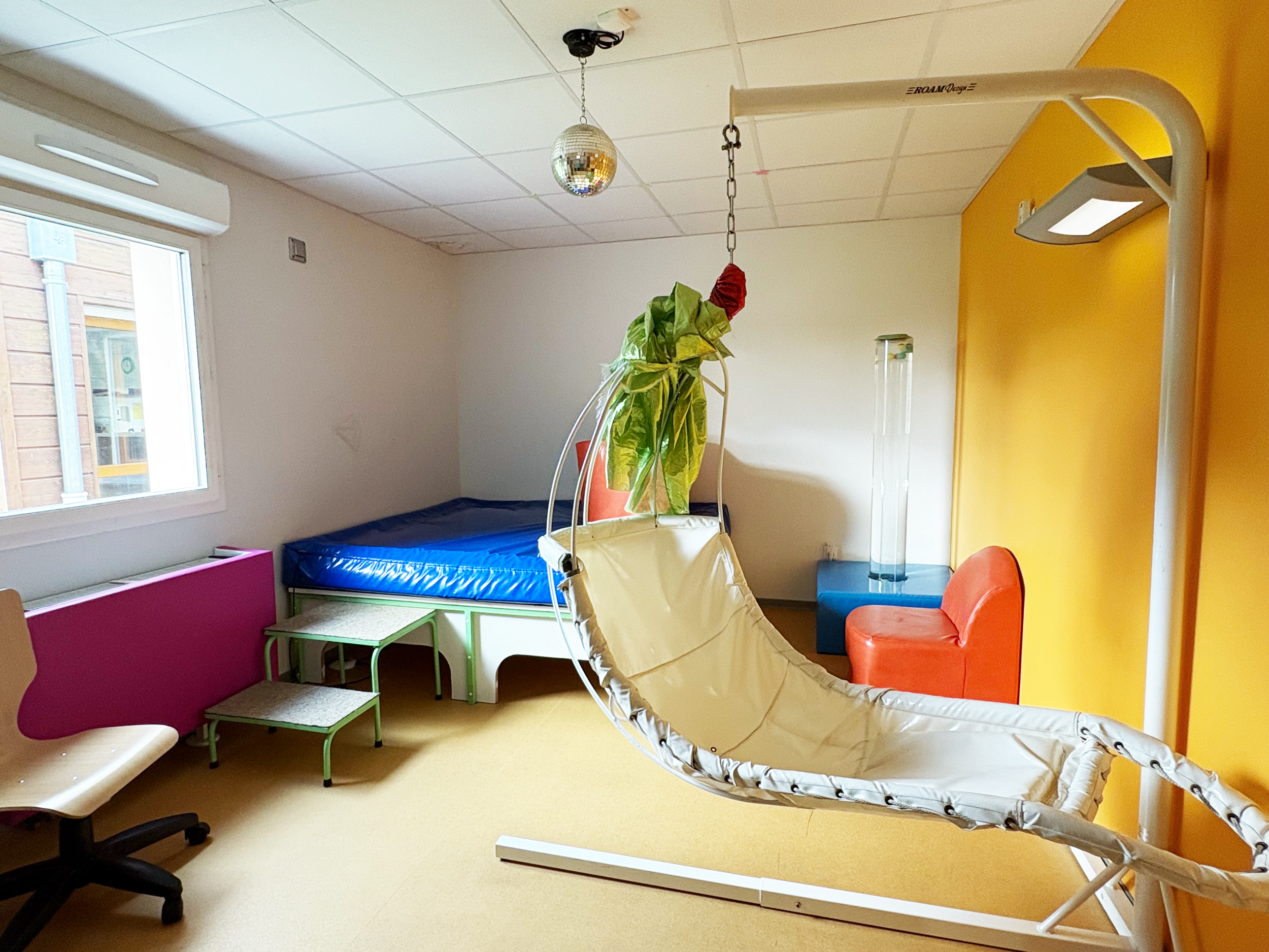 Salle Snoezelen de l’IME Hélène Delalande de l’APAJH 03 pour la relaxation et la stimulation sensorielle.