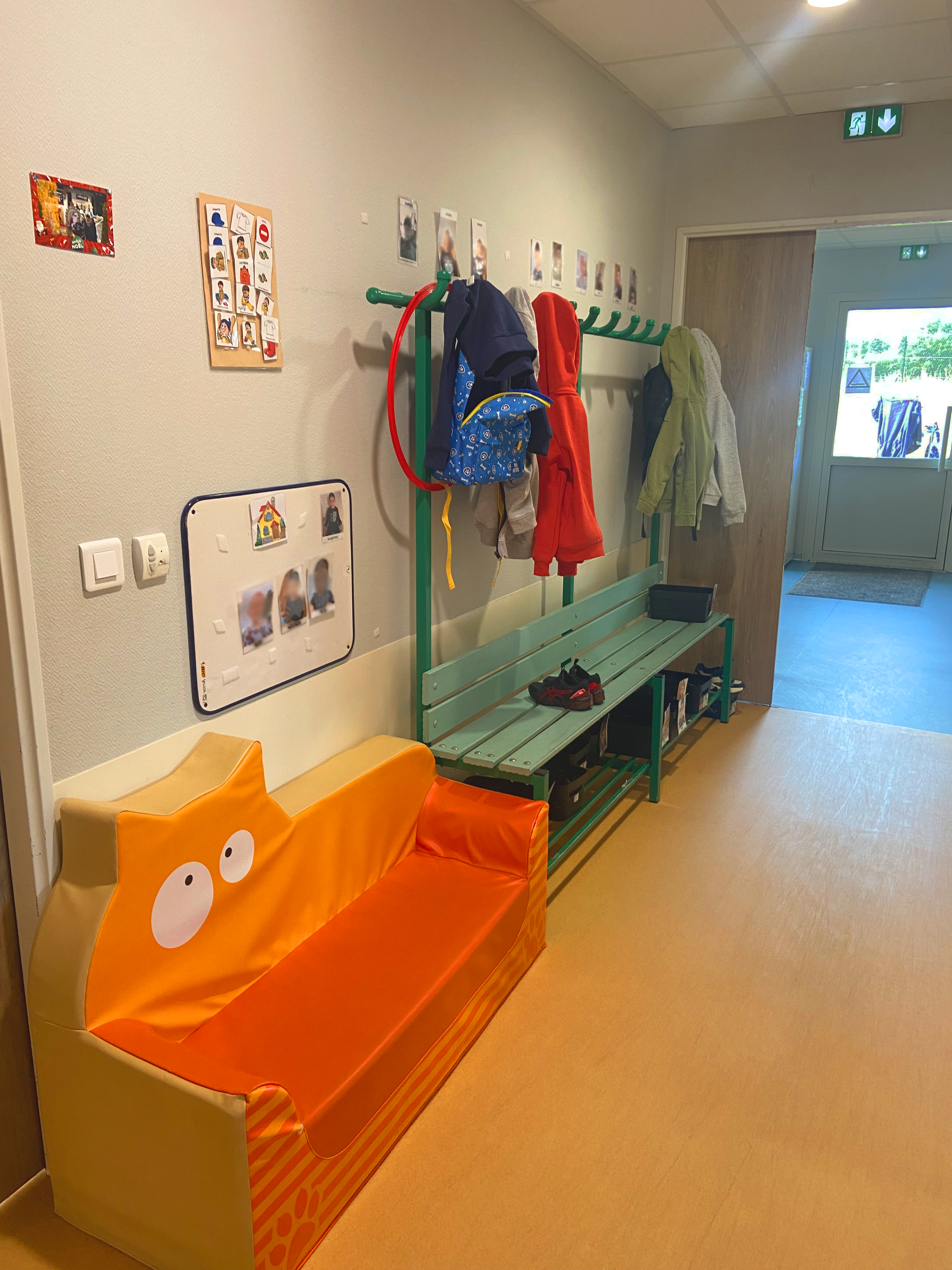 Couloir du groupe des petits de l’IME Hélène Delalande de l’APAJH 03, utilisé comme espace d’entrée et de rangement pour les enfants.