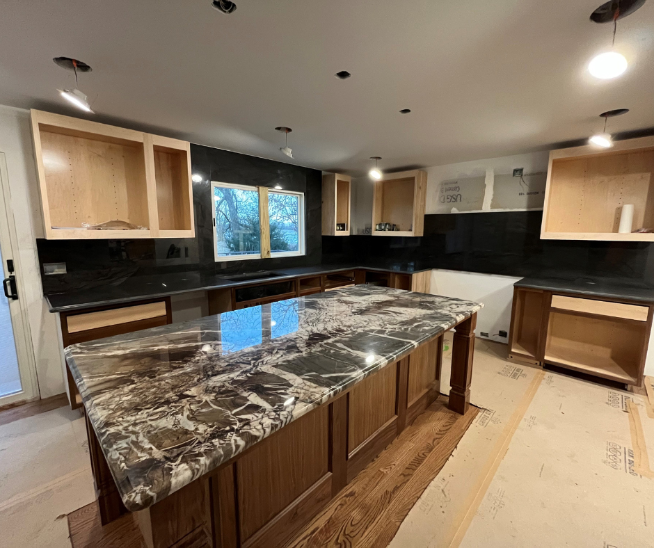 TEMPEST QUARTZITE ISLAND AND CIRRUS GRAY QUARTZITE PERIMETER