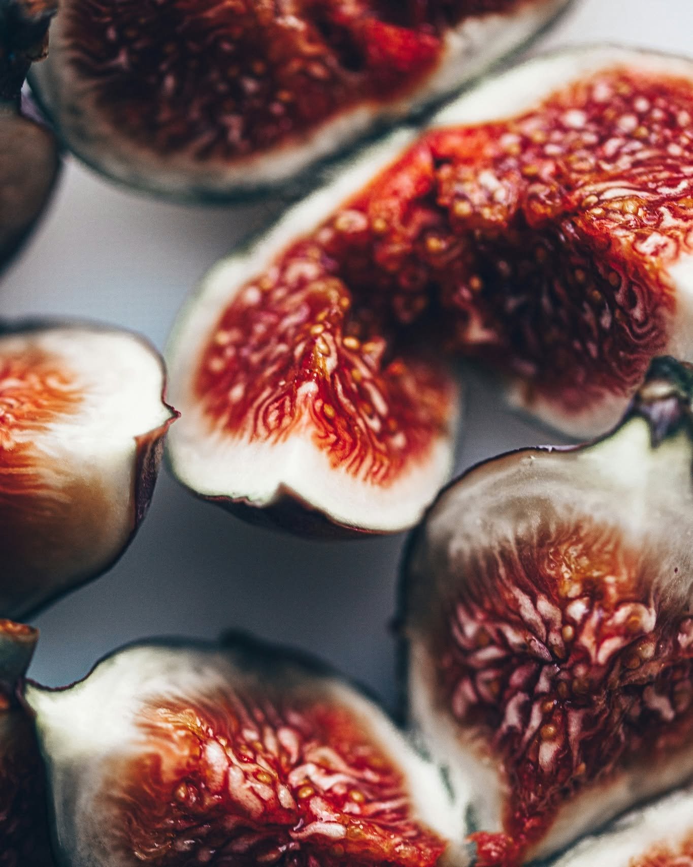 🌿 Suave, verte, lact&eacute;e : la figue est une mati&egrave;re premi&egrave;re aussi sensorielle que raffin&eacute;e. 

Parfaite pour cr&eacute;er une ambiance chaleureuse, fruit&eacute;e et apaisante. 
Chez SMW, on adore la travailler pour son pou