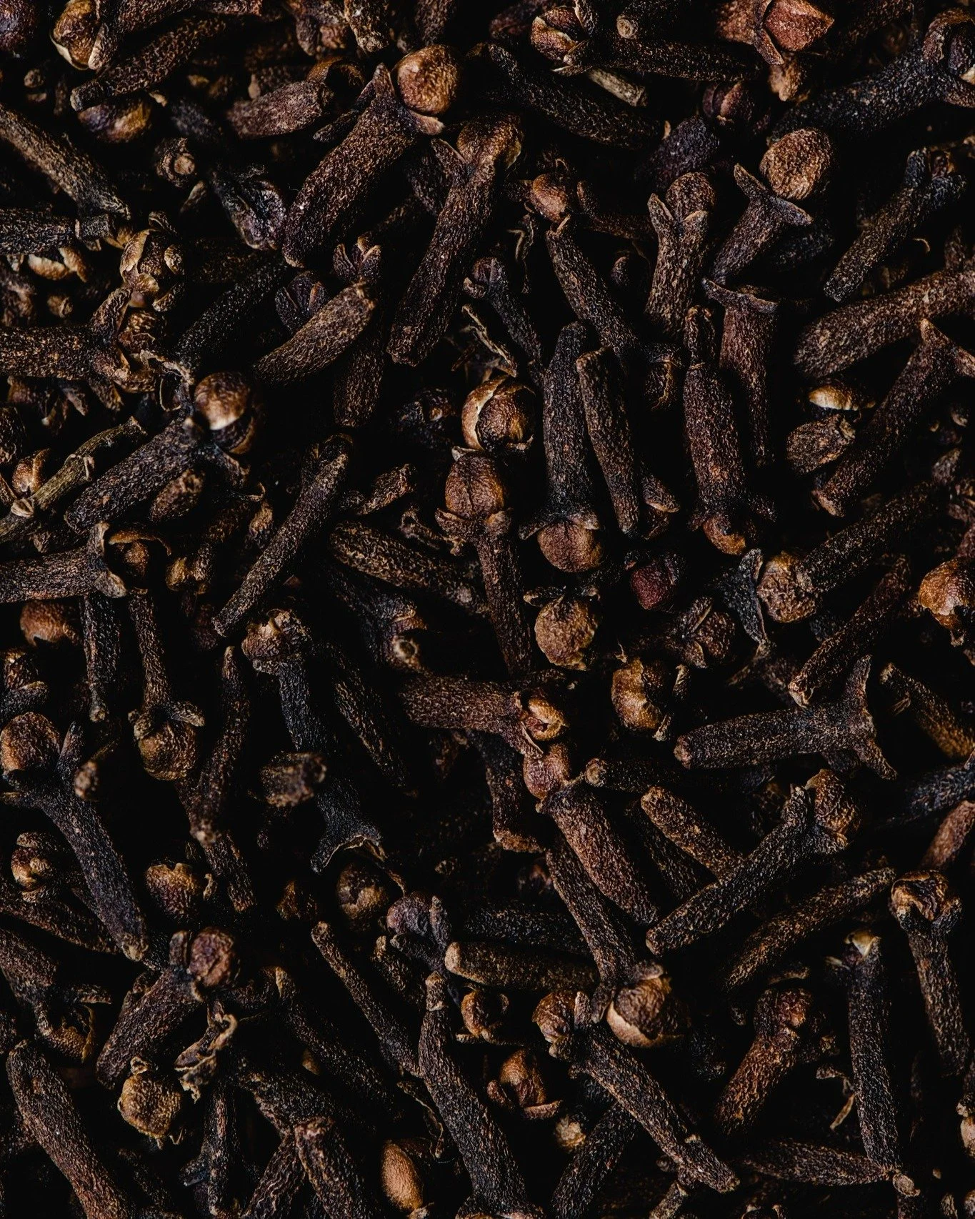 &Eacute;pic&eacute;, chaud et puissant, le clou de girofle est bien plus qu&rsquo;une &eacute;pice de cuisine. En parfumerie, il d&eacute;voile une facette riche et charismatique, apportant une profondeur sensuelle aux compositions. 

✨ On l&rsquo;ap