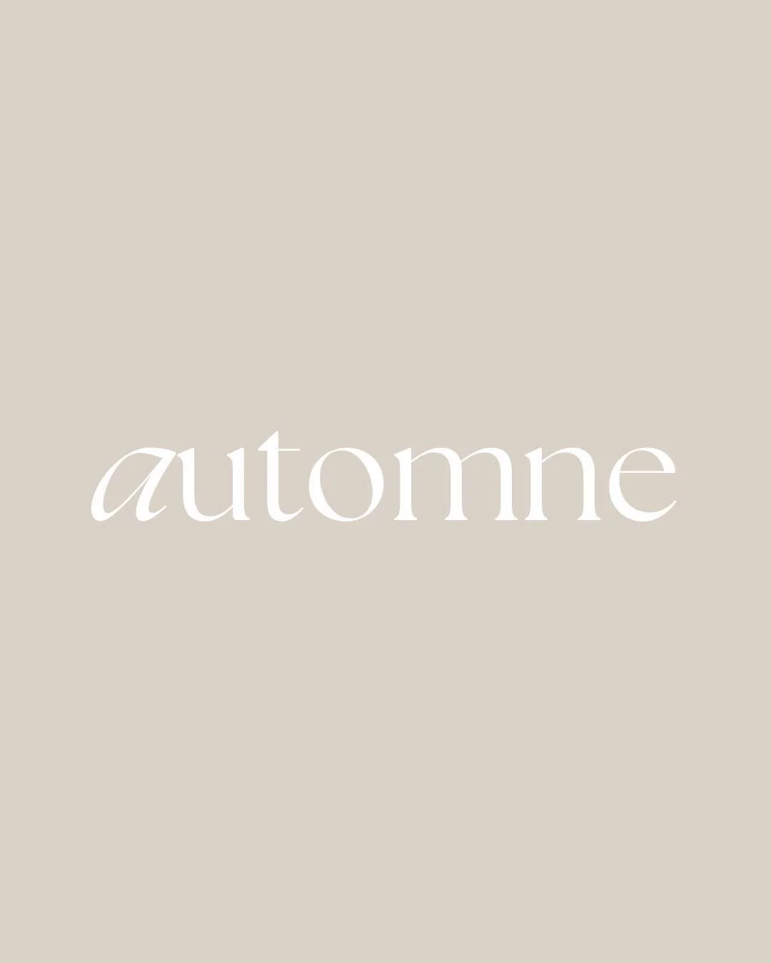 🍂 L&rsquo;automne se respire&hellip; 

Quand les feuilles tombent et que l&rsquo;air se fait plus frais, chaque parfum devient une invitation &agrave; la chaleur et au cocooning. 
Chez SMW, nous aimons cr&eacute;er des ambiances olfactives qui captu