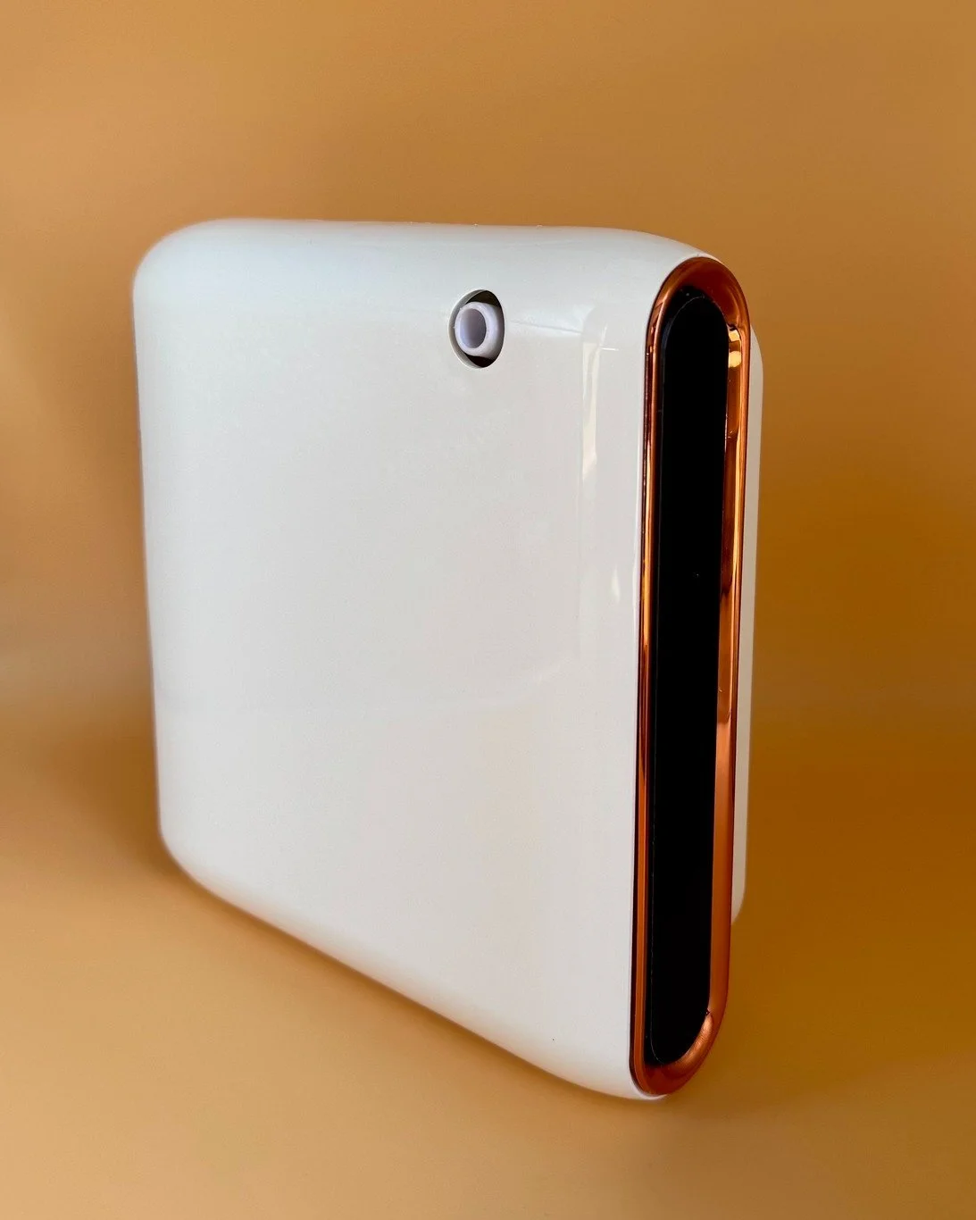 ✨ Elina &ndash; Le petit diffuseur au grand impact 

Compact, &eacute;l&eacute;gant et pratique, Elina transforme n&rsquo;importe quel espace en un havre olfactif. 
Son design soign&eacute; s&rsquo;int&egrave;gre parfaitement &agrave; tous les enviro