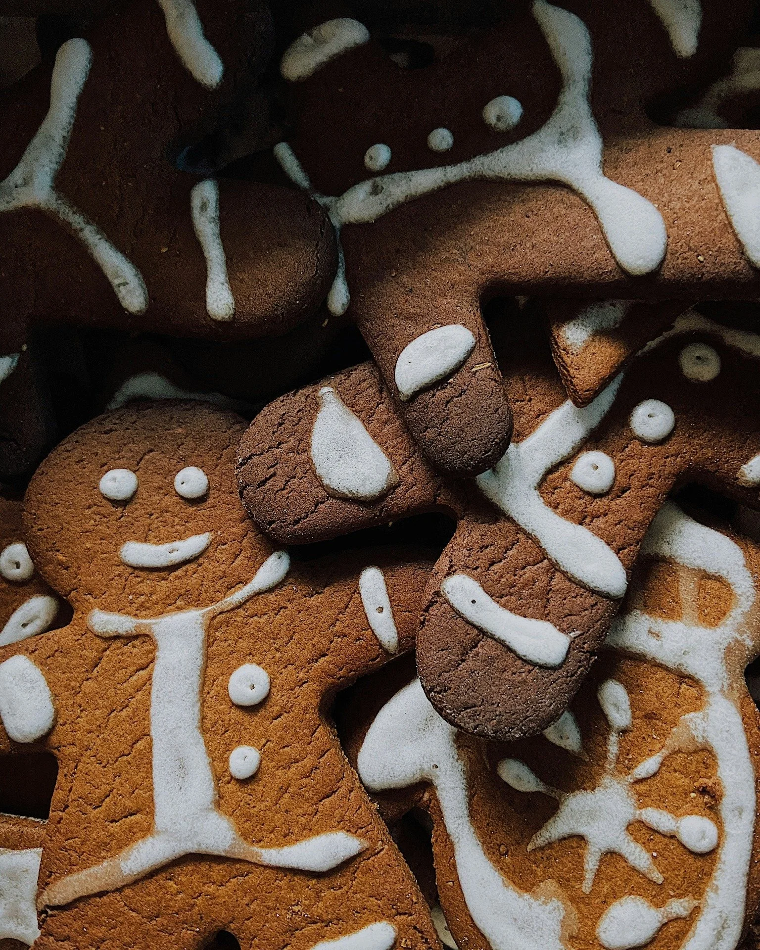 La magie des odeurs de No&euml;l 🎄 
Il suffit d&rsquo;un parfum pour que l&rsquo;esprit des f&ecirc;tes prenne vie&hellip; 

Les notes sucr&eacute;es des bonhommes en pain d&rsquo;&eacute;pices, le parfum r&eacute;confortant de la cannelle, l&rsquo;