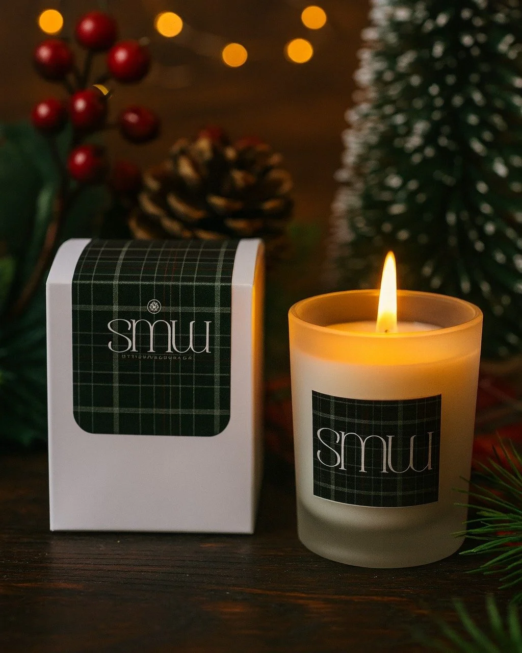 Une nouvelle ann&eacute;e commence&hellip; mais la magie de No&euml;l, elle, continue de briller encore un peu gr&acirc;ce &agrave; nos bougies parfum&eacute;es. 
Leurs notes chaleureuses cr&eacute;ent cette ambiance douce et r&eacute;confortante qui