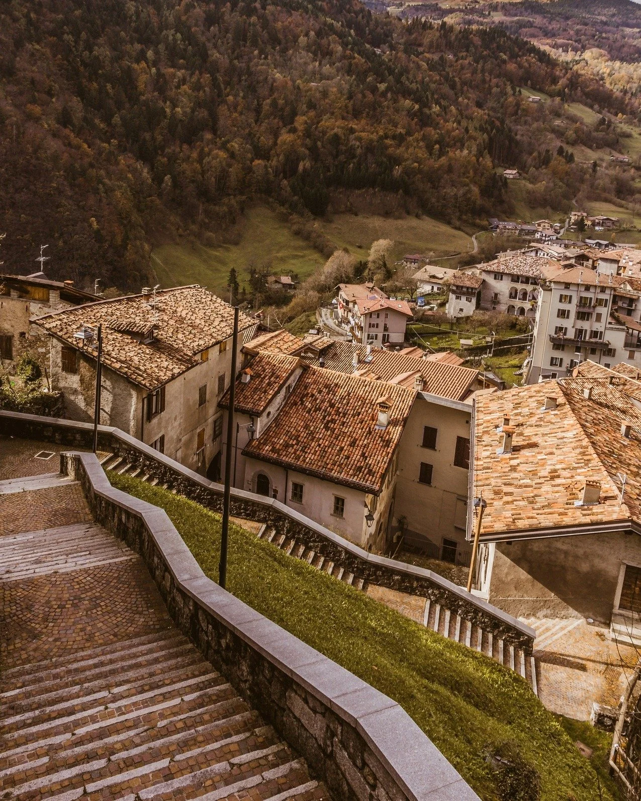 Fiers de nos racines beaujolaises ✨ 

Chez SMW, notre histoire s&rsquo;&eacute;crit au c&oelig;ur du Beaujolais, &agrave; Saint-Georges-de-Reneins. 
Un territoire d&rsquo;inspiration, de savoir-faire et d&rsquo;authenticit&eacute;, qui nourrit chaque