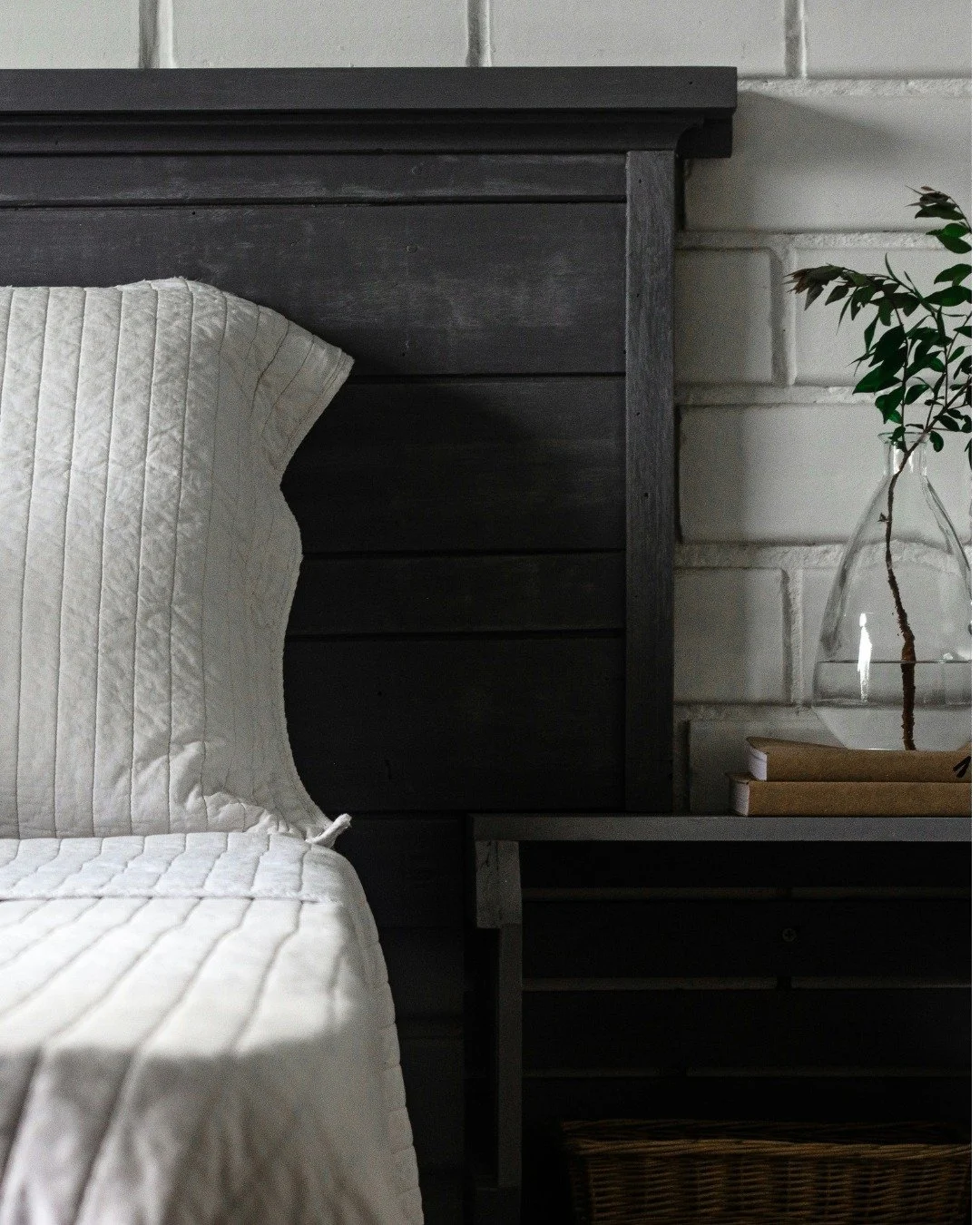 Parce qu&rsquo;un s&eacute;jour se vit aussi par les sens, le parfum joue un r&ocirc;le cl&eacute; dans l&rsquo;exp&eacute;rience client. 
Nos brumes professionnelles et b&acirc;tonnets parfum&eacute;s ont &eacute;t&eacute; pens&eacute;s pour envelop