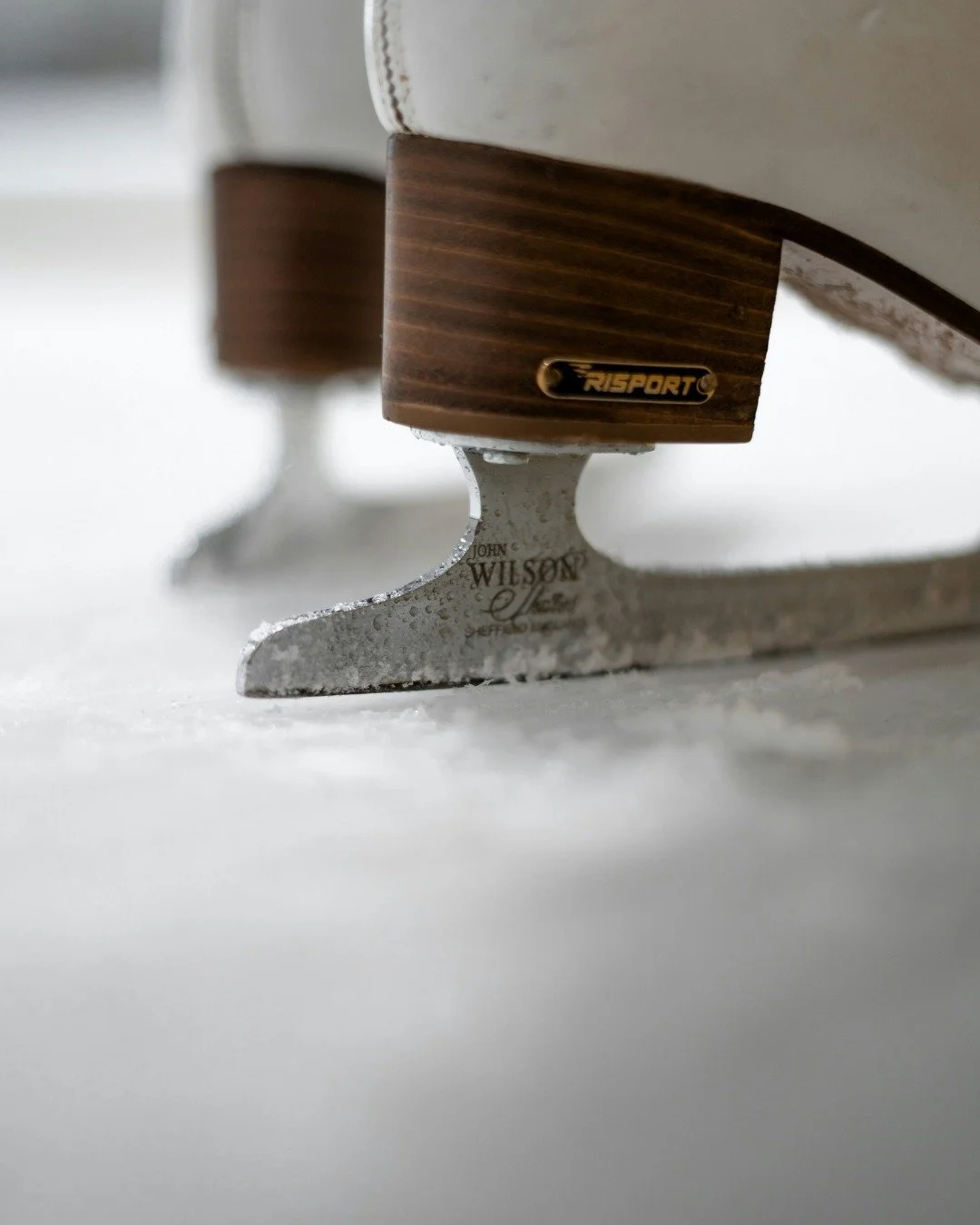 ❄️ Et si le parfum entrait sur la glace ? 

La patinoire est un lieu d&rsquo;&eacute;motions : le froid qui saisit l&rsquo;air, le souffle qui s&rsquo;&eacute;chappe, le crissement des lames sur la glace. 
Et si une signature olfactive venait sublime