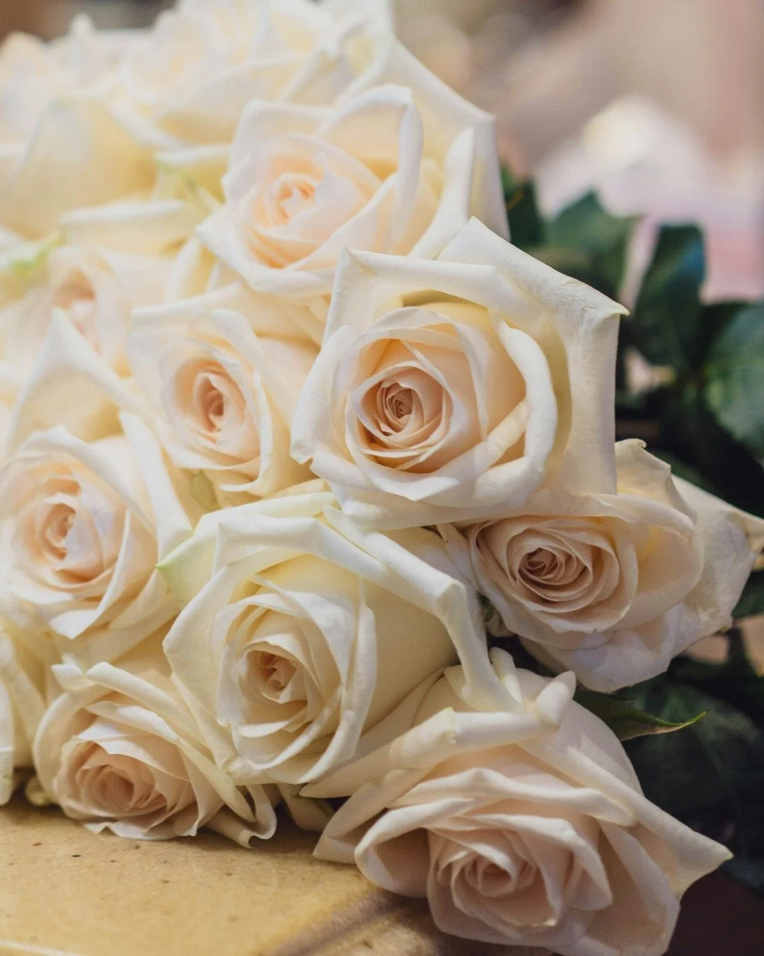 🌸🌹 Quand les fleurs prennent la parole 

Les fleurs parlent un langage universel. 
Et parmi elles, la rose occupe une place &agrave; part. 

Tour &agrave; tour fra&icirc;che, poudr&eacute;e, miell&eacute;e ou velout&eacute;e, la rose se r&eacute;in