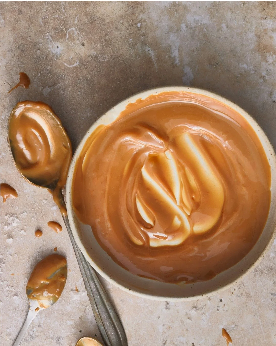 Quand le caramel envo&ucirc;te nos sens&hellip; ✨ 

Chez SMW, le caramel n&rsquo;est pas qu&rsquo;une douceur&hellip; c&rsquo;est un parfum, une &eacute;motion, un souvenir. L&rsquo;odeur sucr&eacute;e, chaude et l&eacute;g&egrave;rement toast&eacute